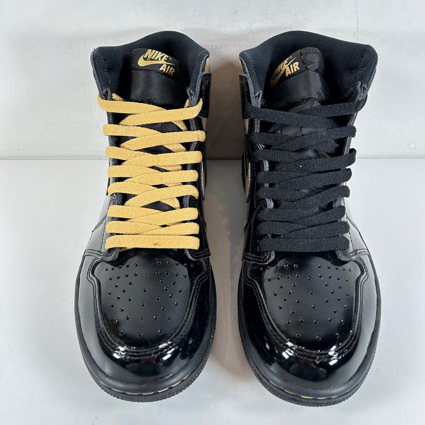 555088 032 Jordan 1 Black/Gold [USED] - 9 M (Used) (No Box)