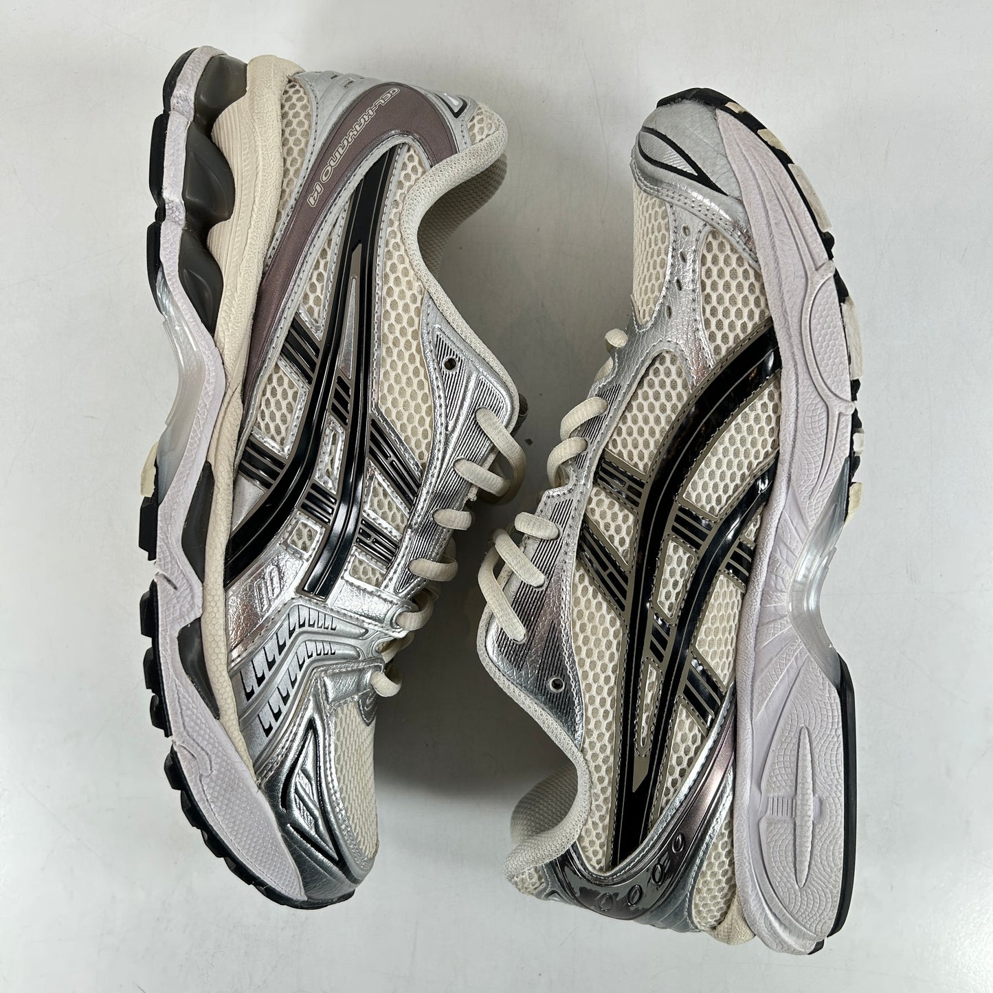 1201A019 108 ASICS Gel-Kayano 14 Crema Negro Metálico Ciruela