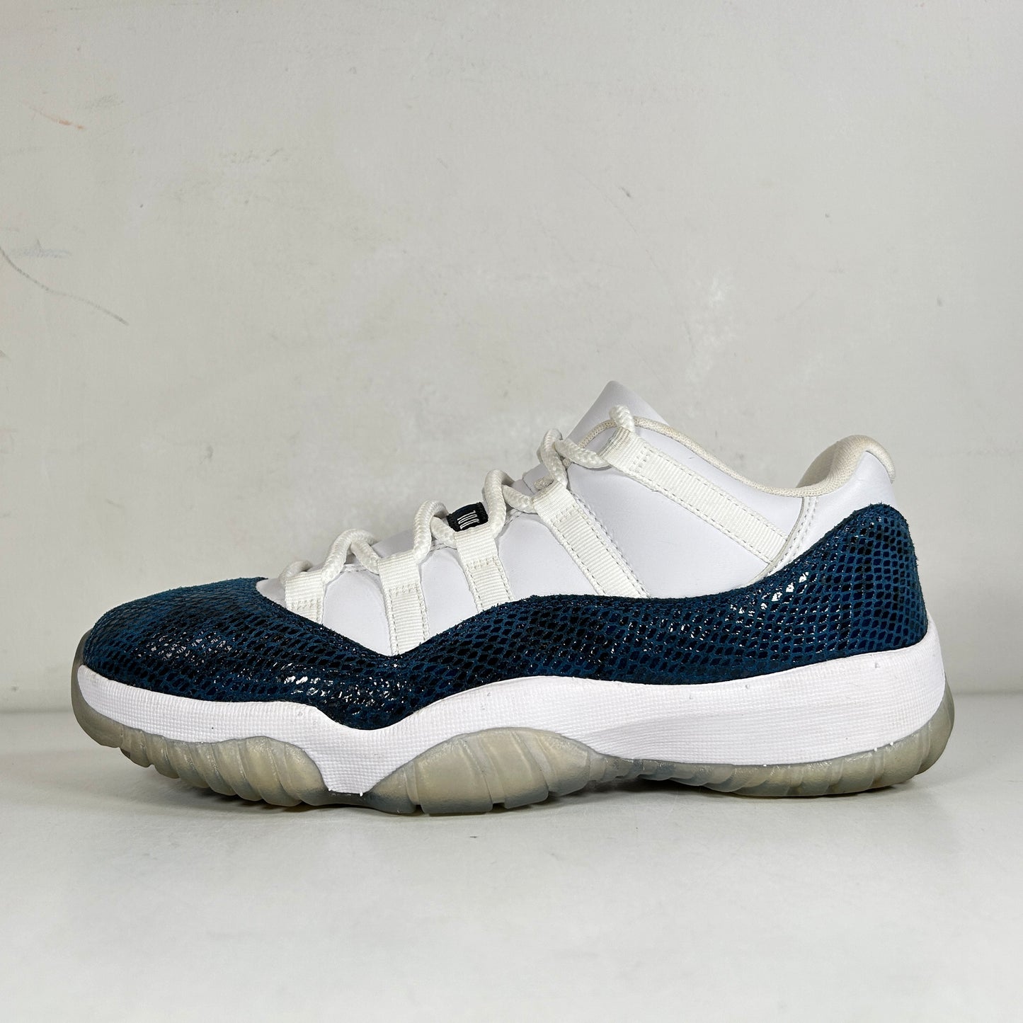 CD6846 102 Jordan 11 Retro Low Snake Navy (2019) [USED] - 8.5 M (Used)