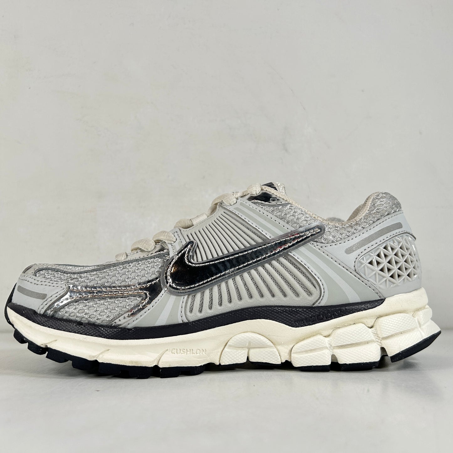 FD0884 025 Nike Zoom Vomero 5 Photon Dust Metallic Silver W [USED] - 7.5 W (Used)