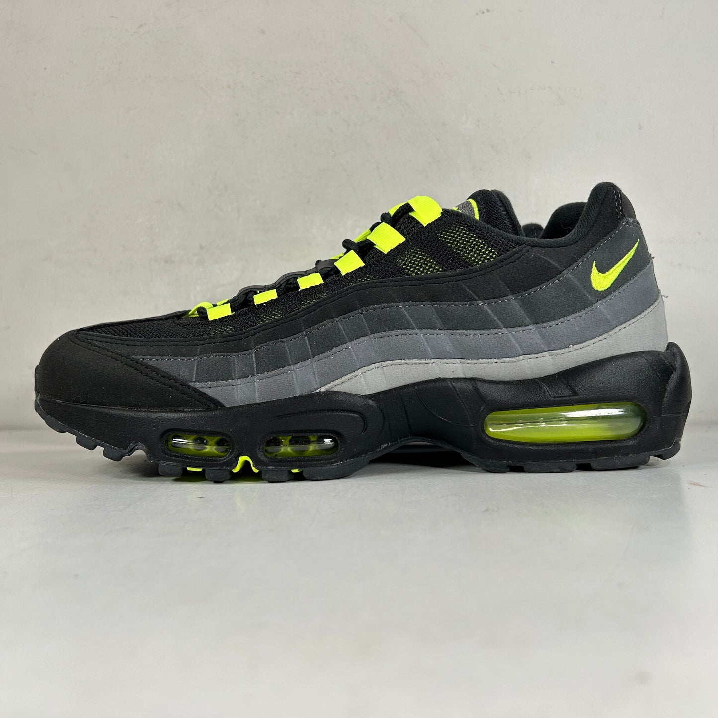 FV4710 001 Nike Air Max 95 Black Neon [USED] - 9.5 M (Used)
