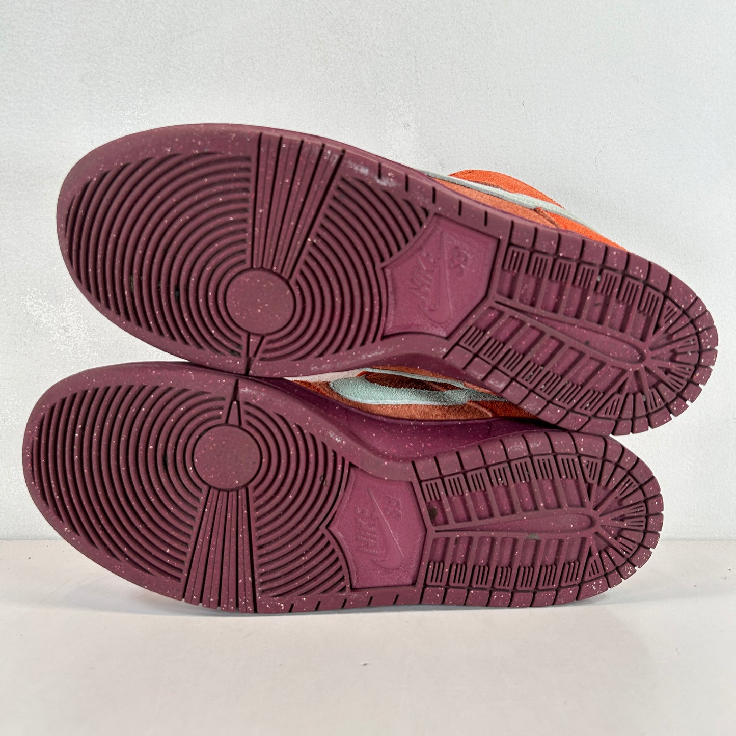 DV5429 601 Nike SB Dunk Low Mystic Red Rosewood [USED] - 8.5 M (Used)