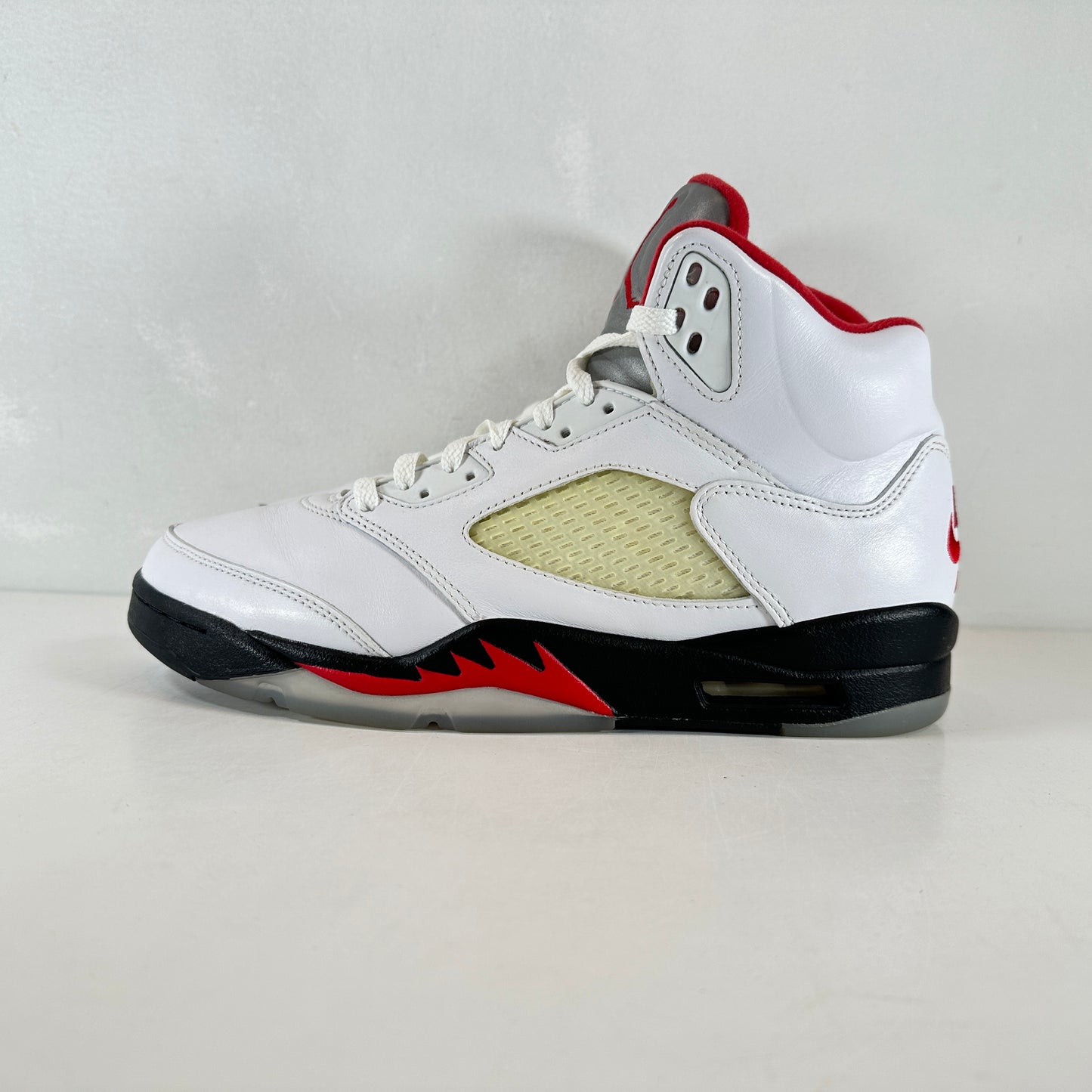 DA1911 102 Jordan 5 Fire Red [USED] - 9 M (Used) (No Box)