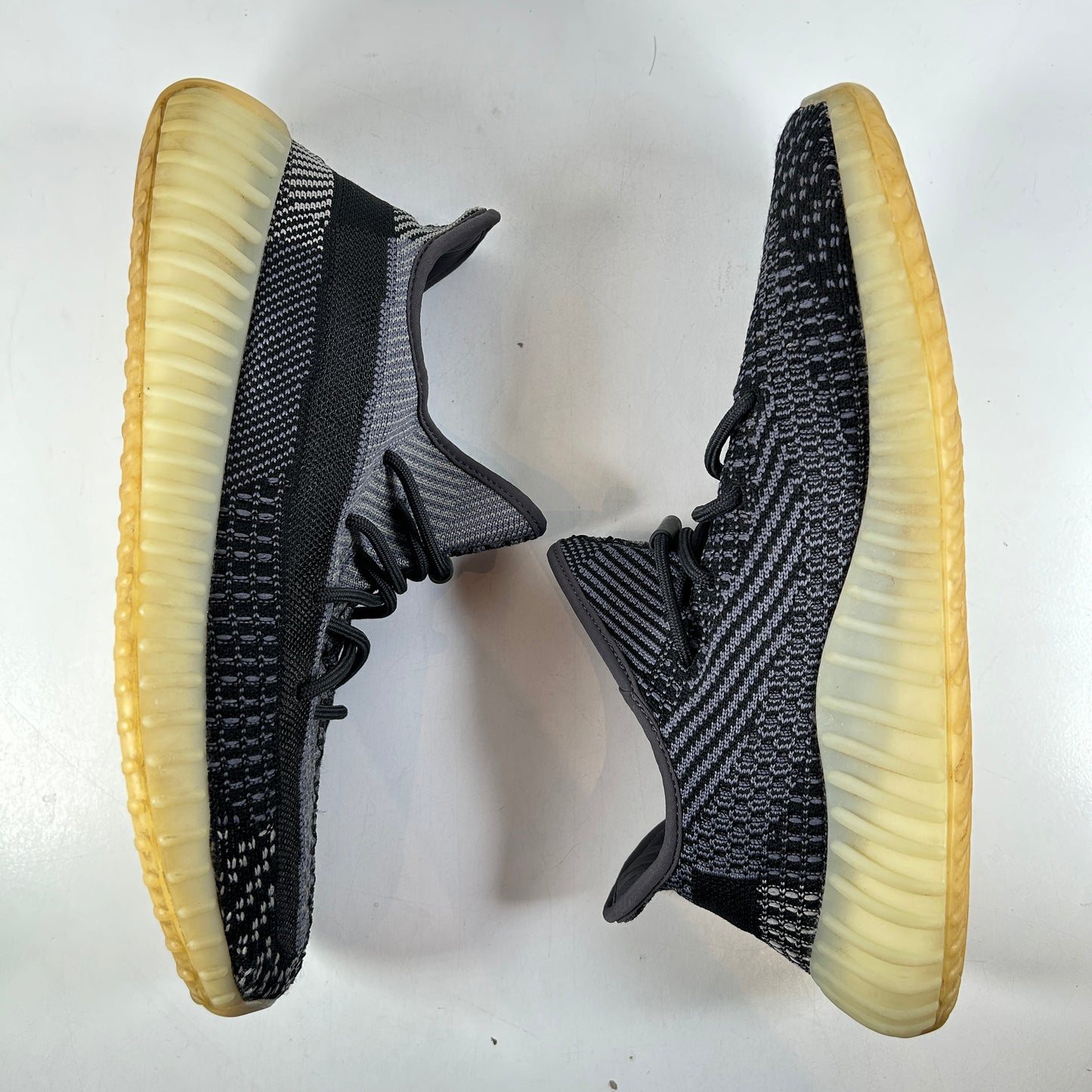 FZ5000 Yeezy 350 V2 Carbon [USED] - 11 M (Used)