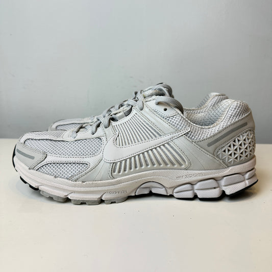 BV1358 001 Nike Zoom Vomero 5 SP Gris Vasto