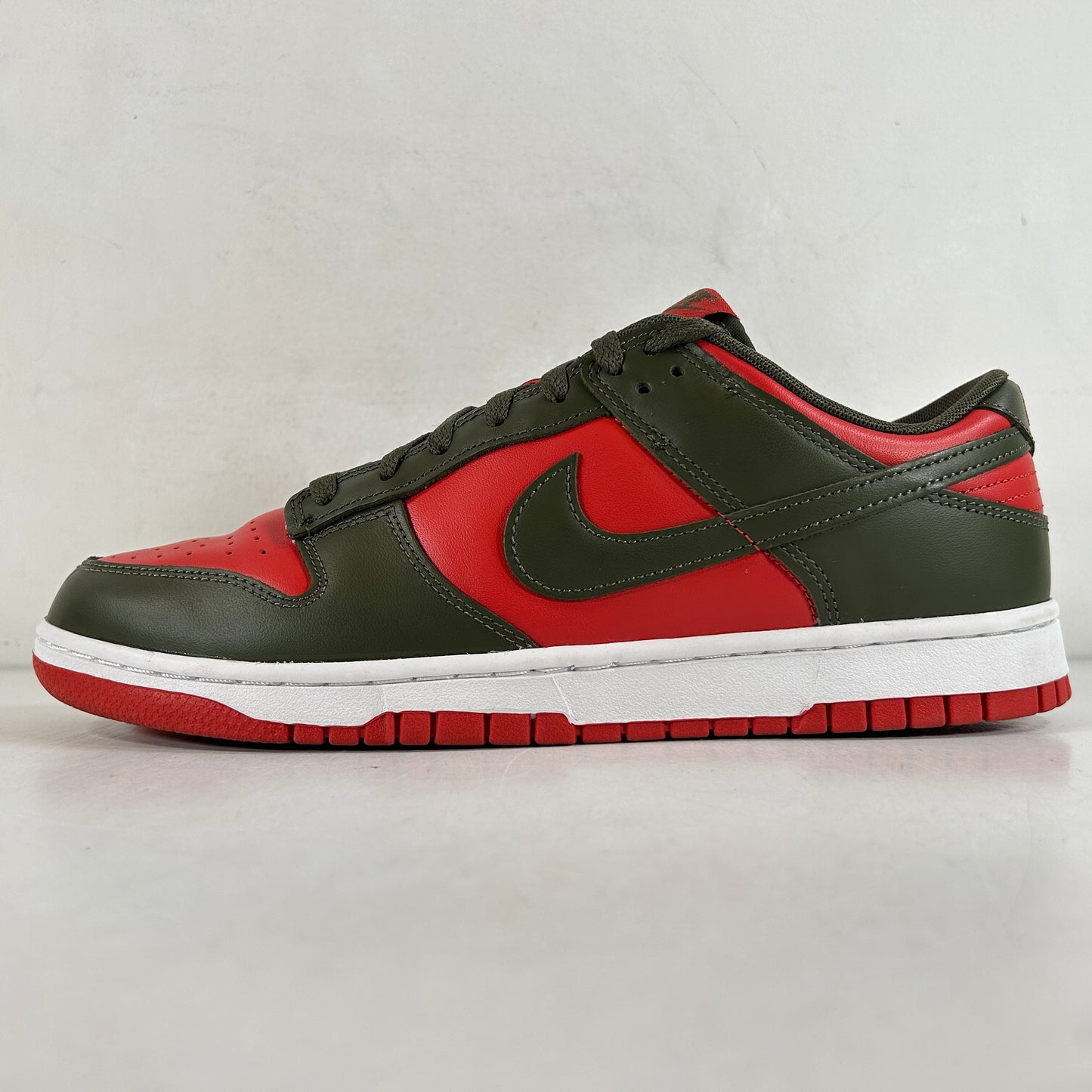 DV0833 600 Nike Dunk Low Mystic Red Cargo Khaki [USED] - 11 M (Used)