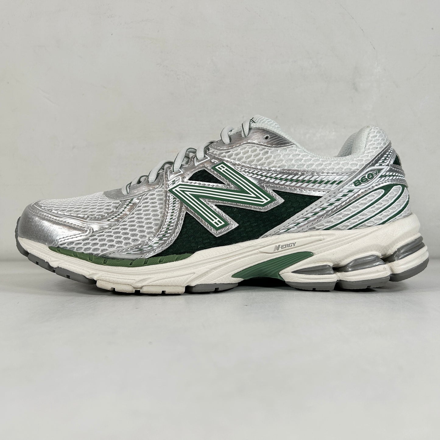 ML860GP2 New Balance 860 V2 Mallard Green [USED] - 9 M (VNDS)