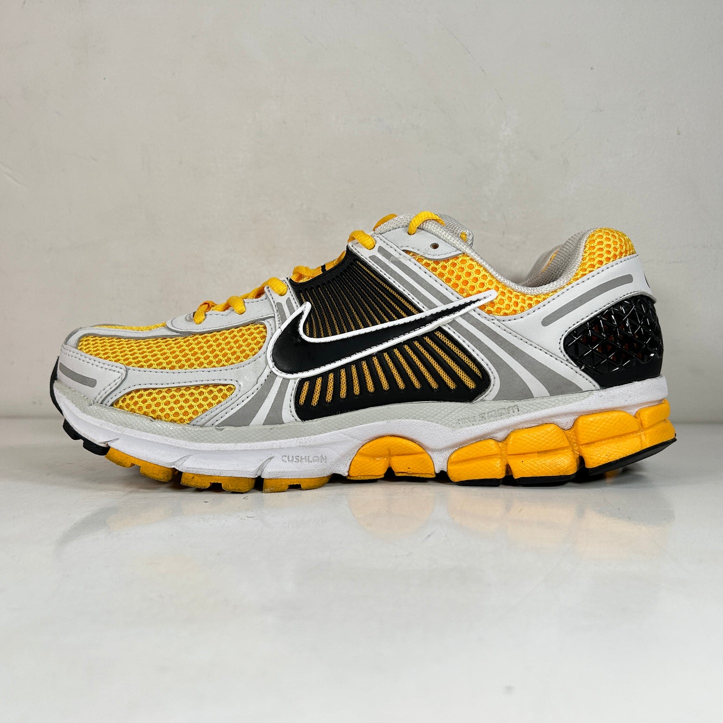FB9149 002 Nike Zoom Vomero 5 Photon Dust Laser Orange [USED] - 10.5 M (Used)