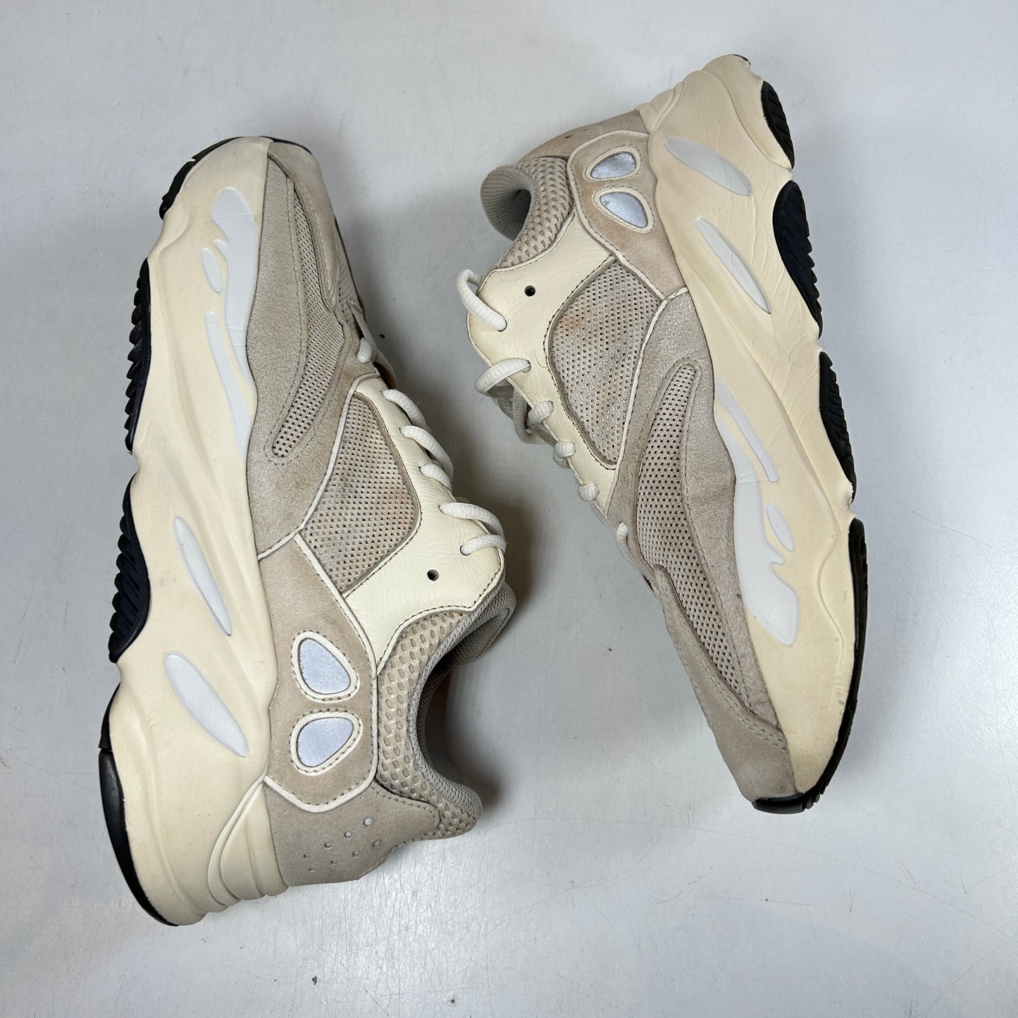 EG7596 adidas Yeezy Boost 700 Analógico