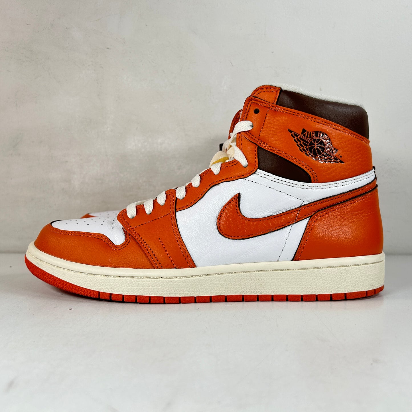 DO9369 101 Jordan 1 Retro High OG Starfish (Mujeres)