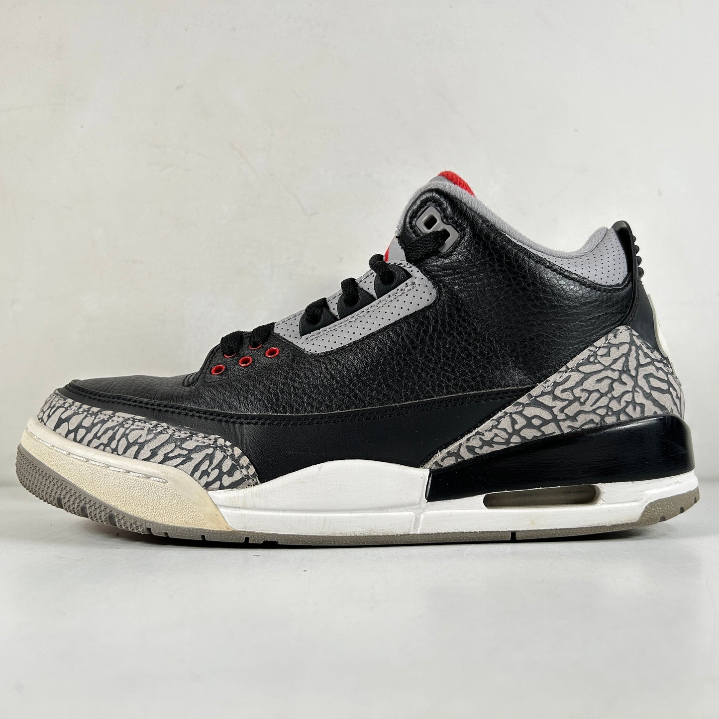 854262 001 Jordan 3 Black Cement 2018 [USED] - 9.5 M (Used2)