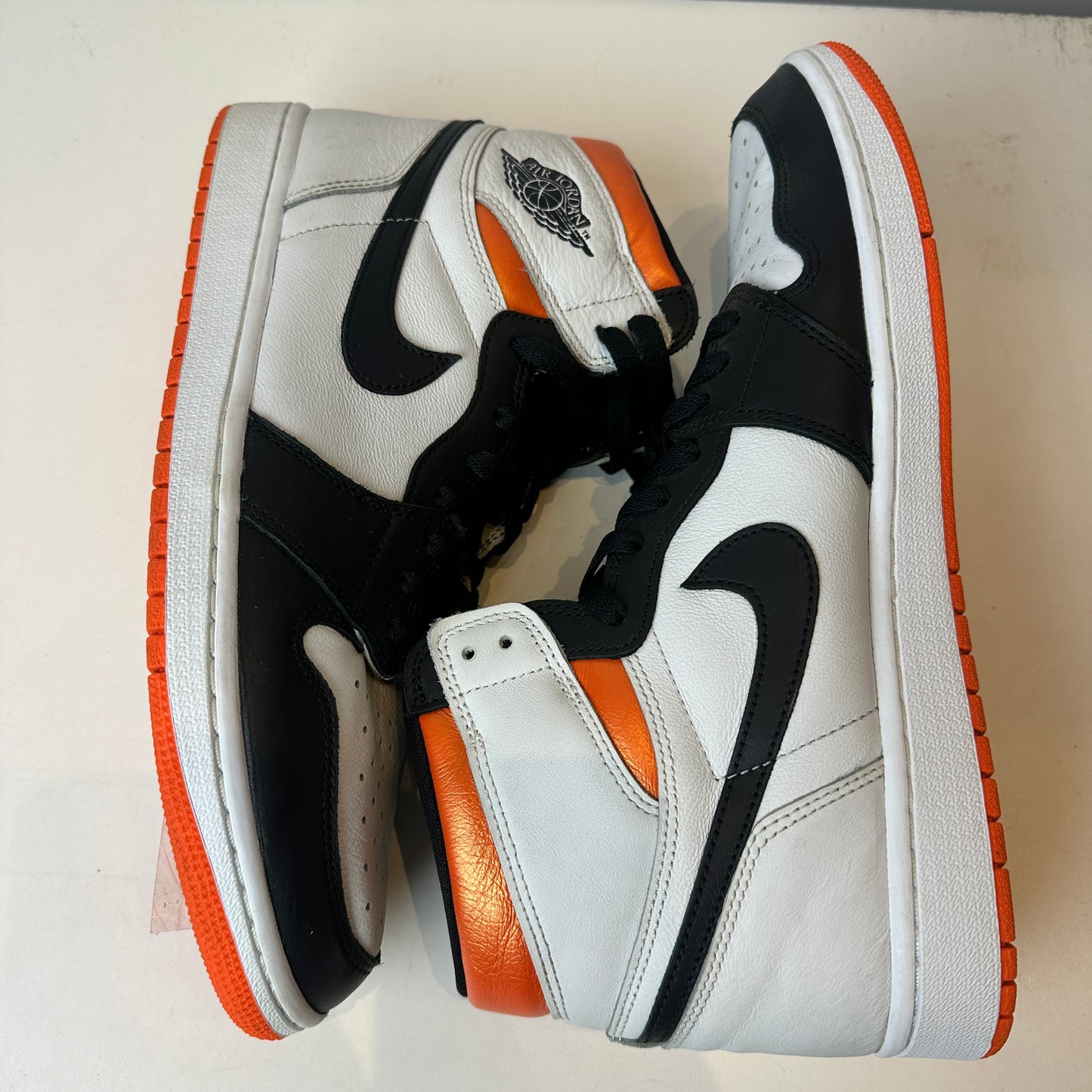 555088 180 Jordan 1 Retro High Electro Orange [USED] - 12 M (Used) (No box)