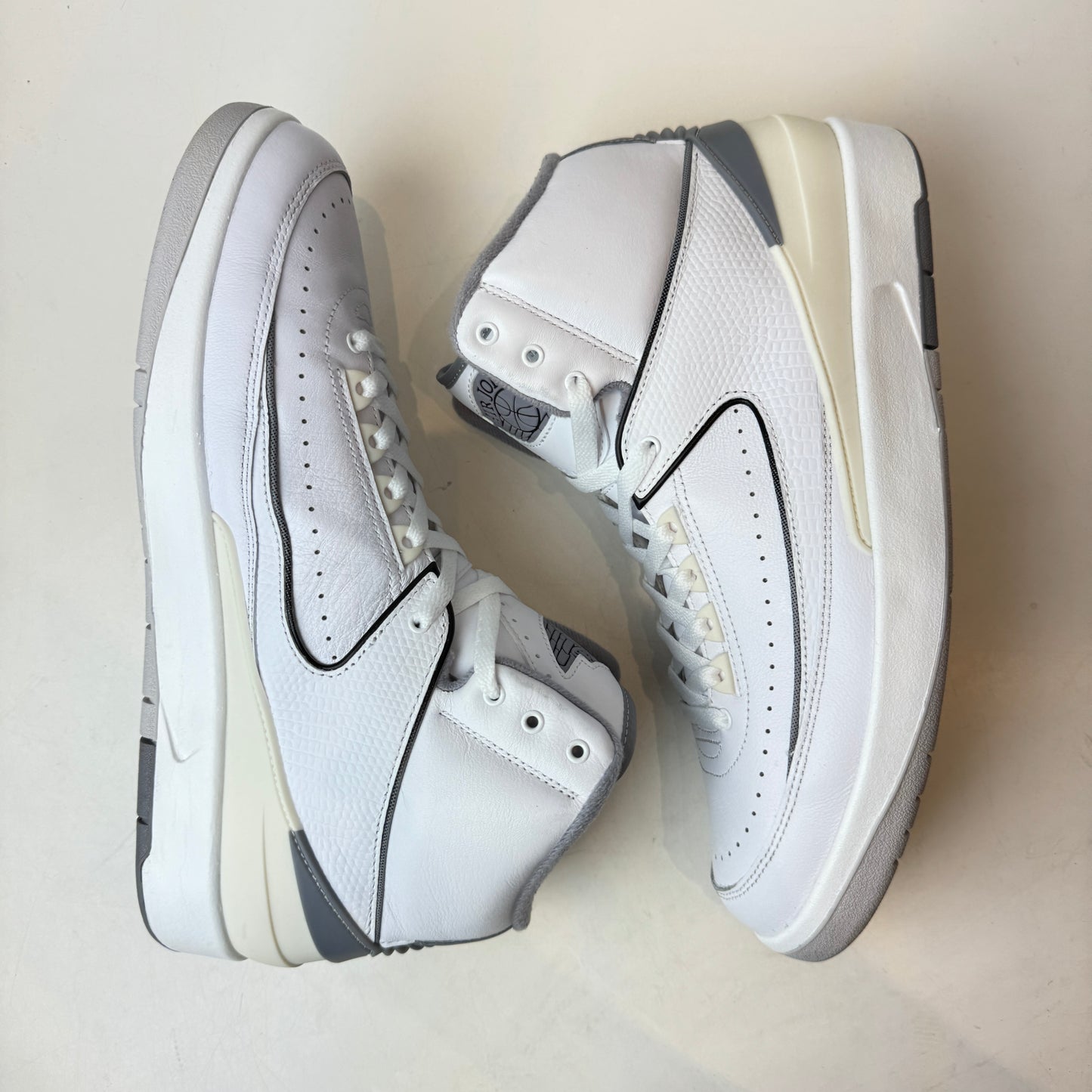 DR8884 100 Jordan 2 Retro Cement Grey [USED] - 11 M (Used)