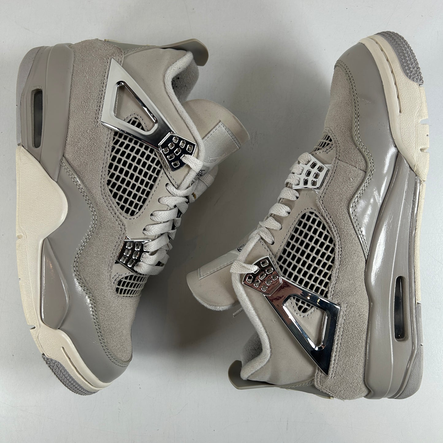 AQ9129 001 Jordan 4 Retro Momentos congelados