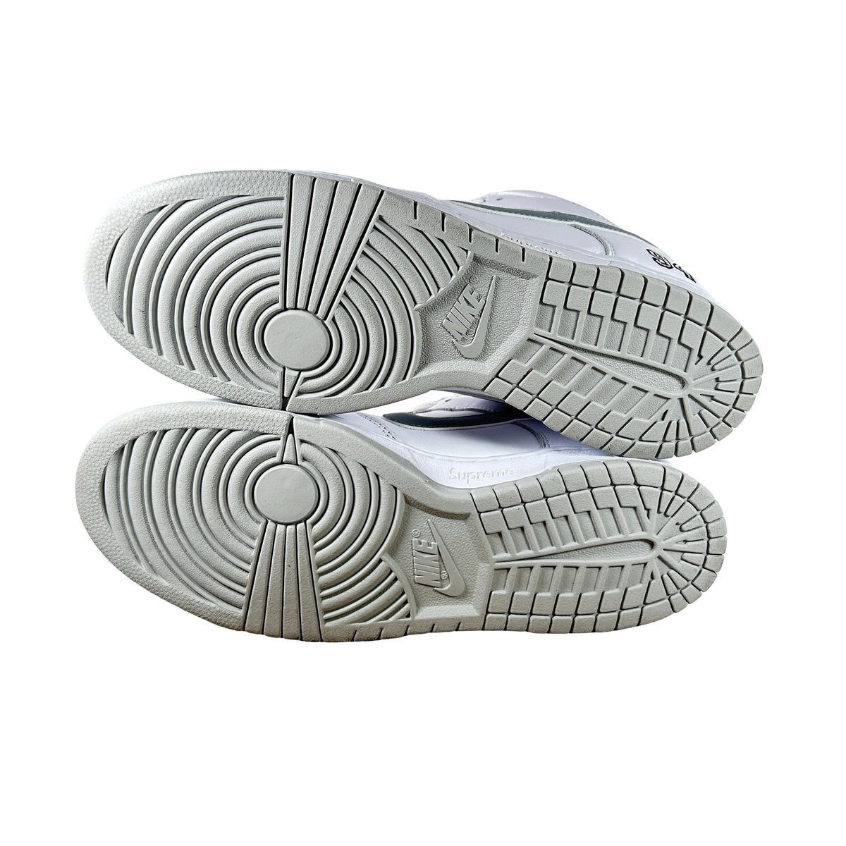 HQ8487 100 Nike SB Dunk Low Supreme 94 White Metallic Silver [USED] - 11 M (Used)