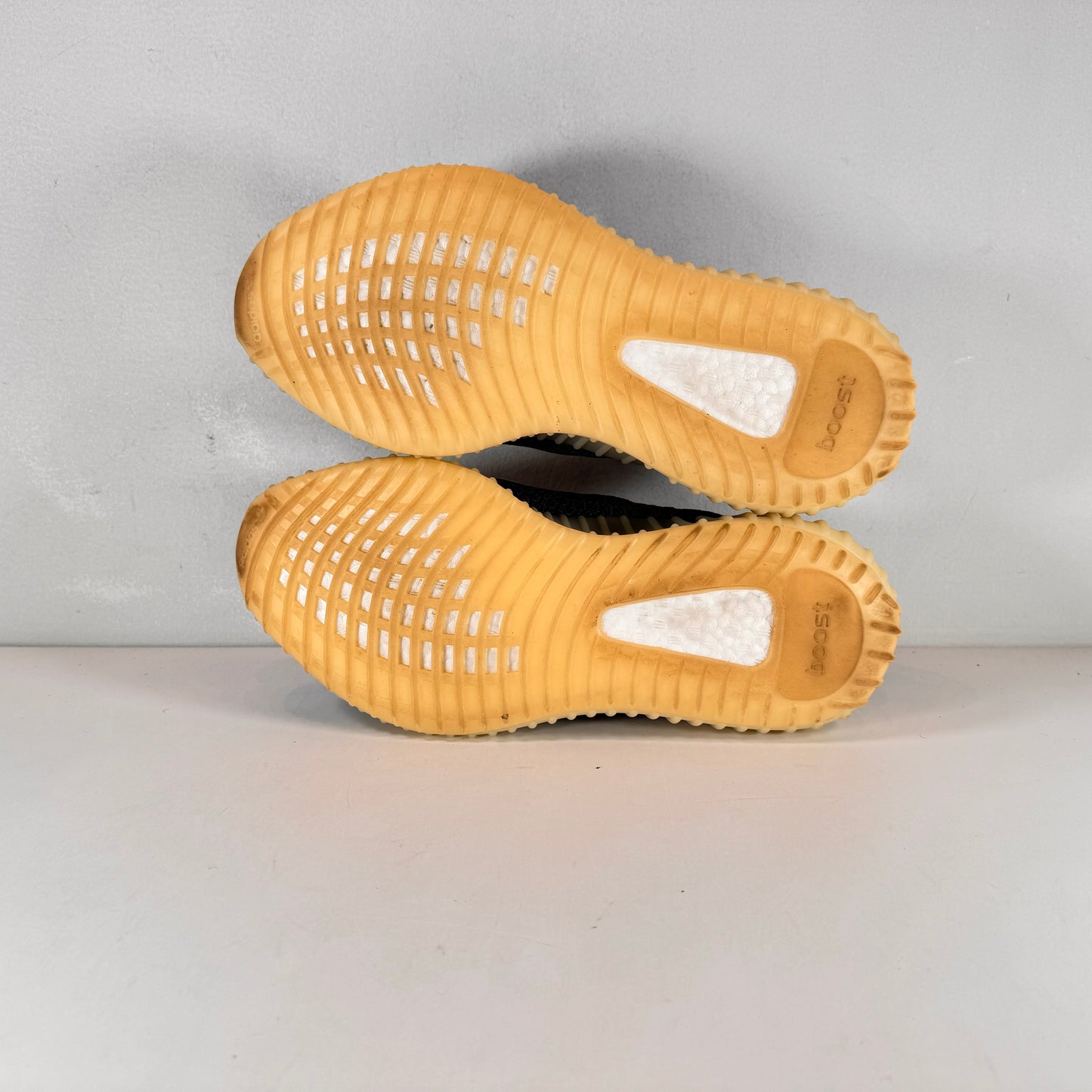 FZ5000 Yeezy 350 V2 Carbono