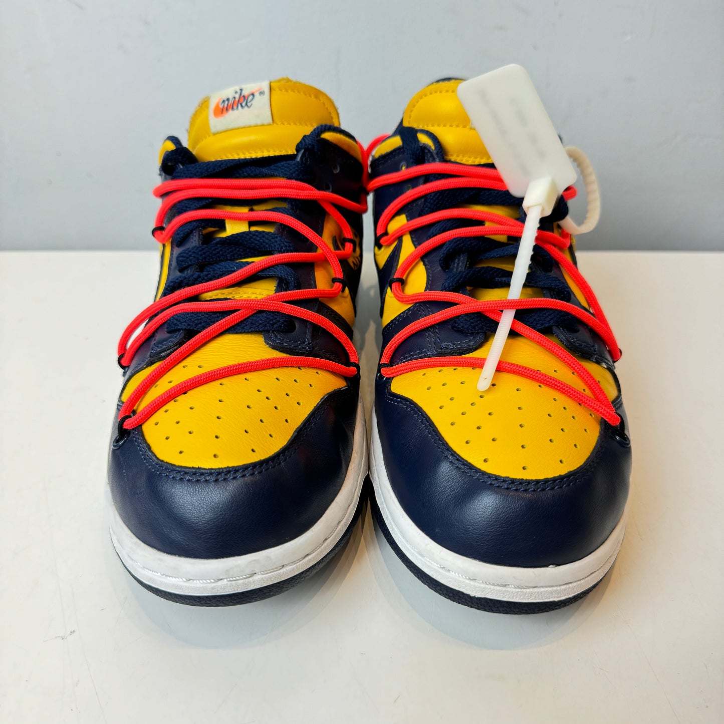 CT0856 700 Dunk Low Off-White University Gold [USED] - 10 M (Used)