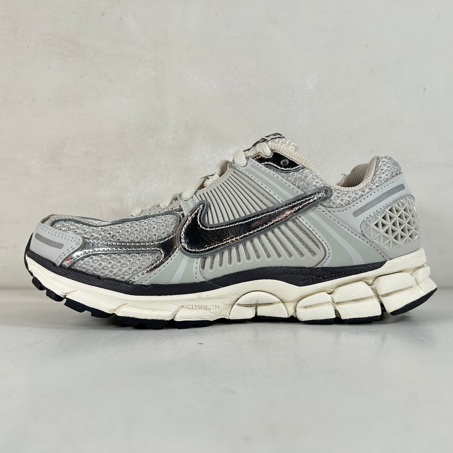 FD0884 025 Nike Zoom Vomero 5 Photon Dust Metallic Silver W [USED] - 8 W (Used)