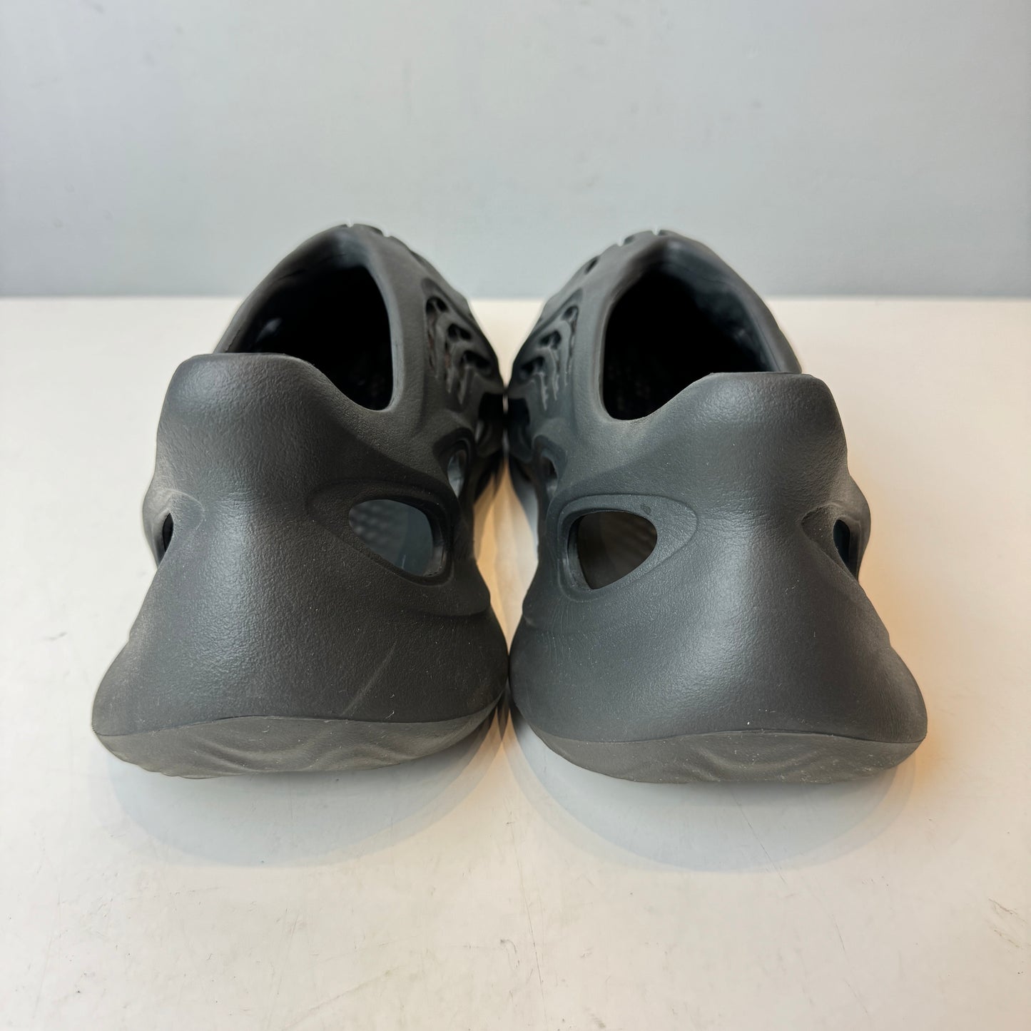 IG5349 Yeezy RNNR Carbon [USED] - 9 M (Used)