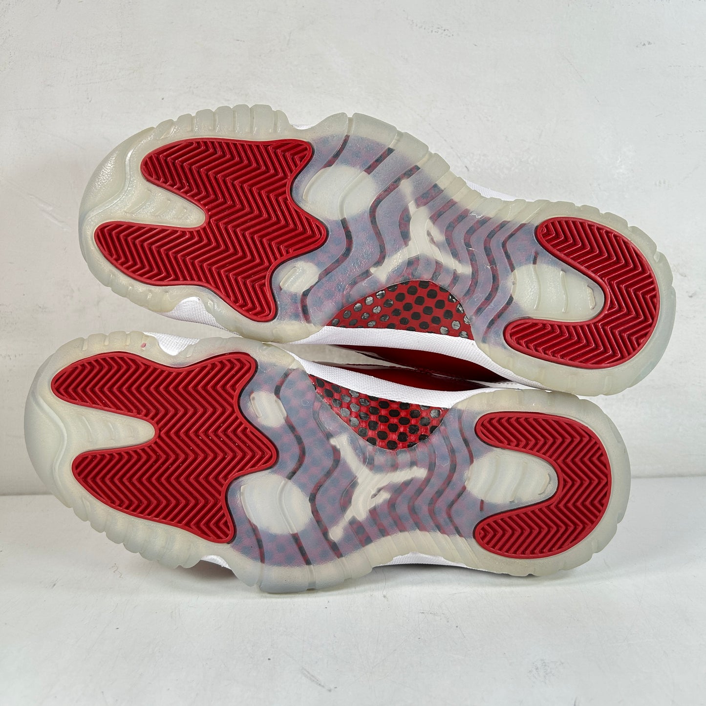 CT8012 116 Jordan 11 Retro Cherry (2022) [CONDITIONAL] - 8.5 M (No Box) (Yellowing Soles)