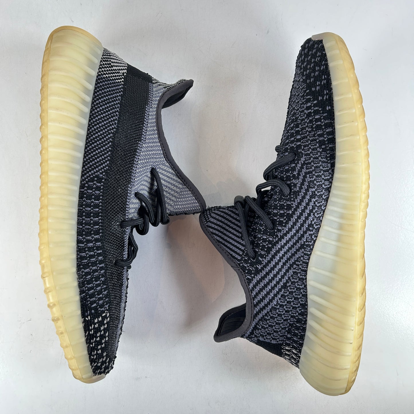 FZ5000 Yeezy 350 V2 Carbono