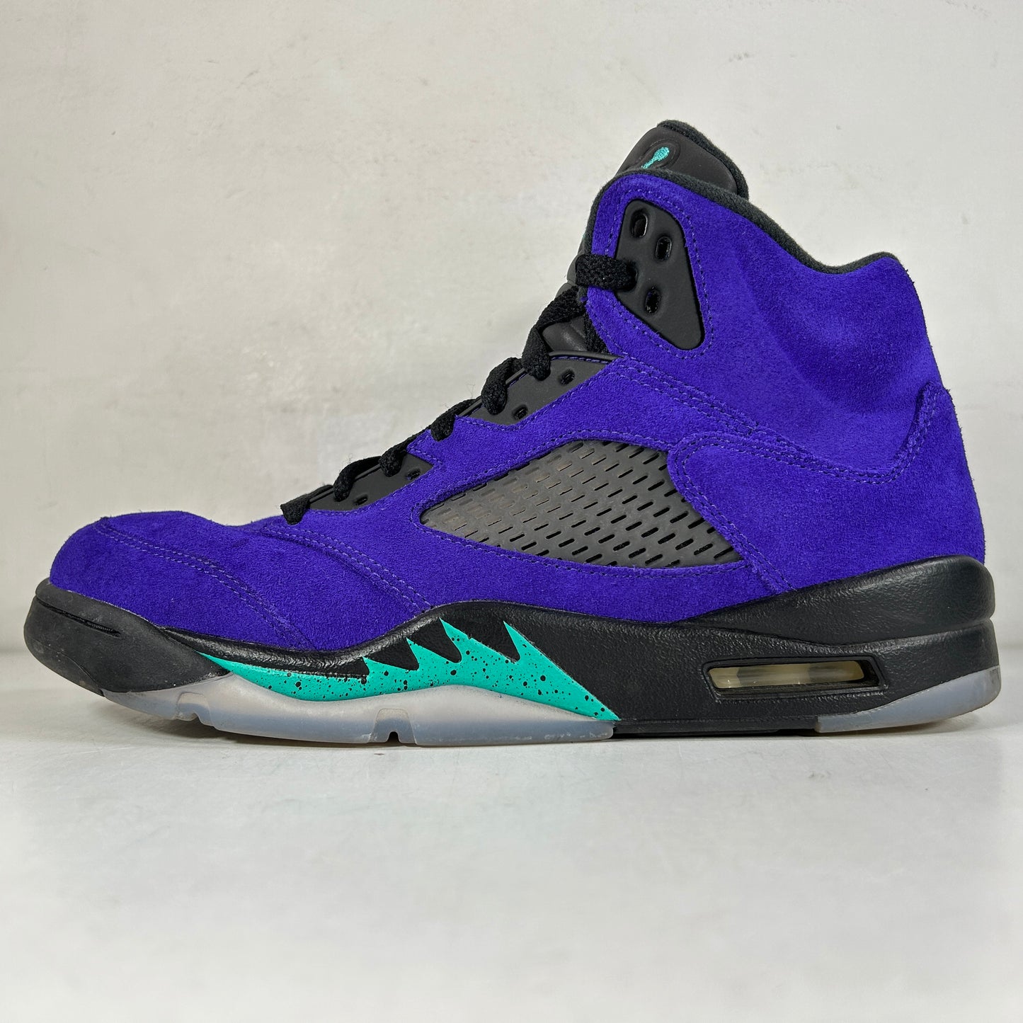 136027 500 Jordan 5 Retro Alternate Grape [USED] - 8.5 M (Used)