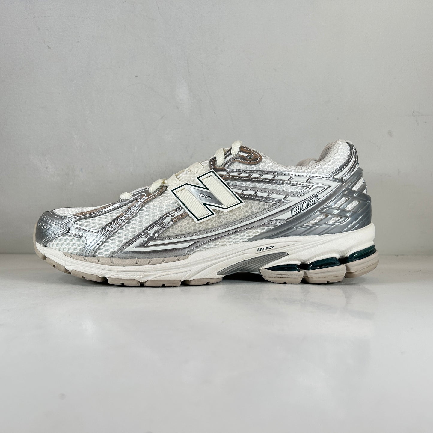 M1906REE New Balance 1906R Silver Metallic Sea Salt [USED] - 11.5 M (VNDS)