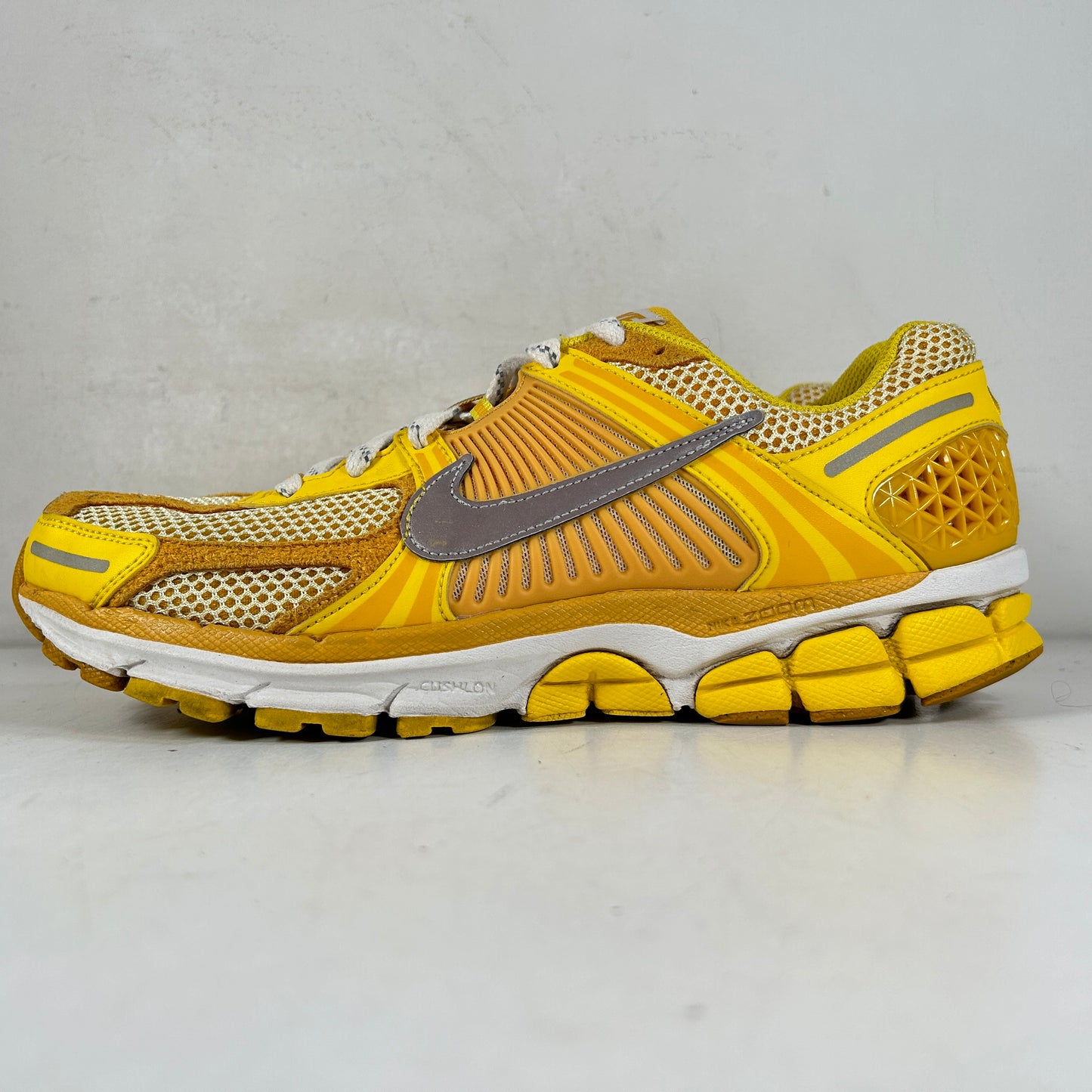 FJ4453 765 Nike Zoom Vomero 5 Amarillo Ocre