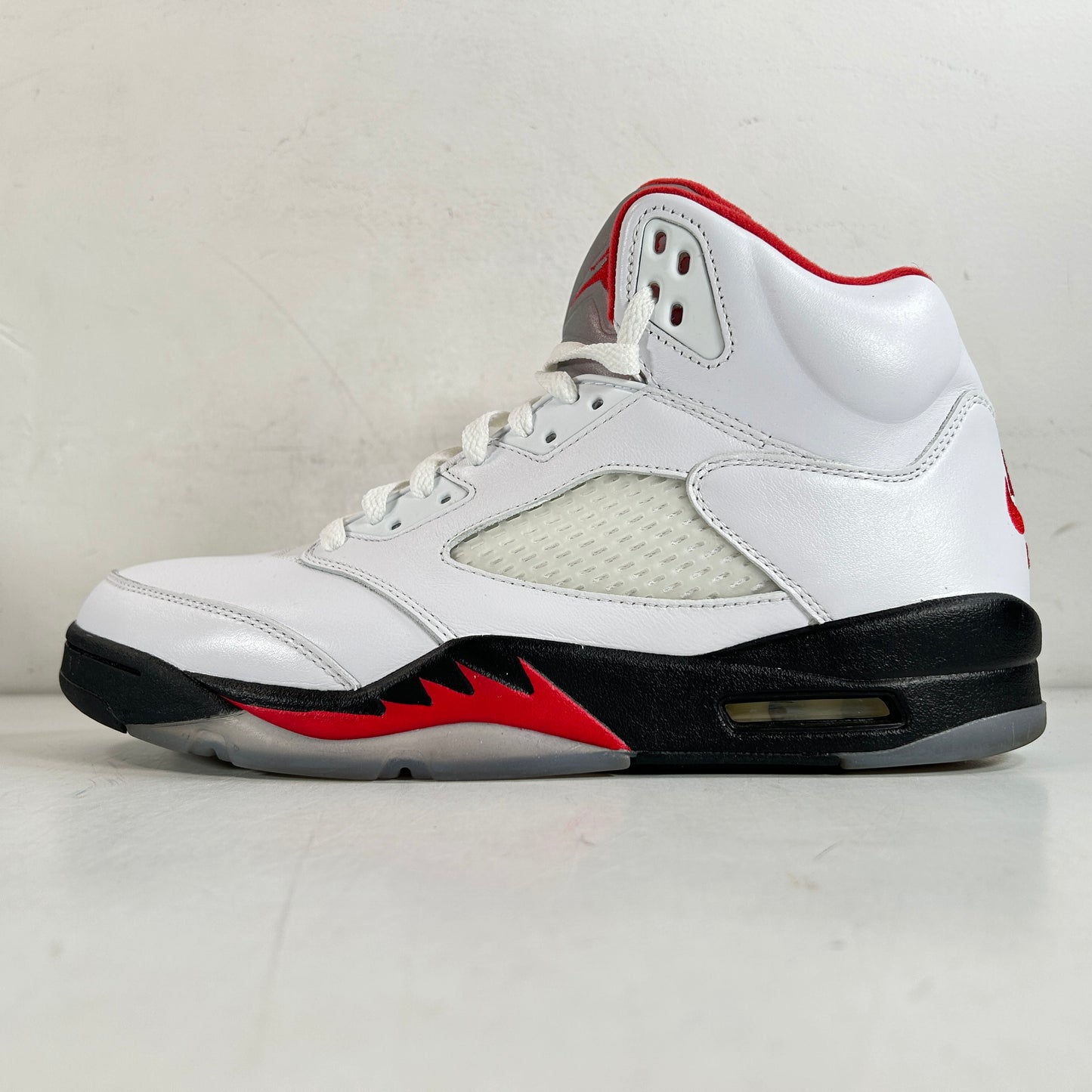 DA1911 102 Jordan 5 Fire Red [USED] - 10.5 M (Used)
