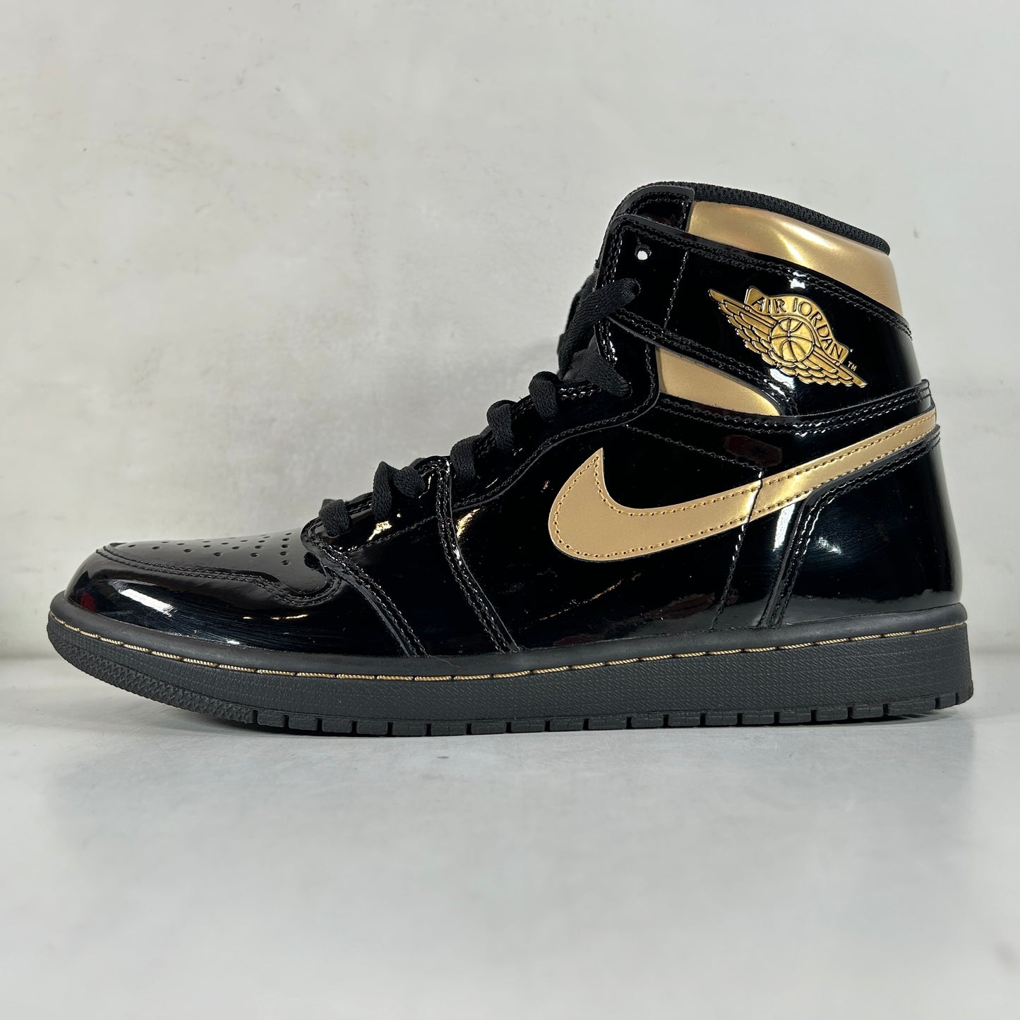 555088 032 Jordan 1 Black/Gold [USED] - 10 M (Used2)