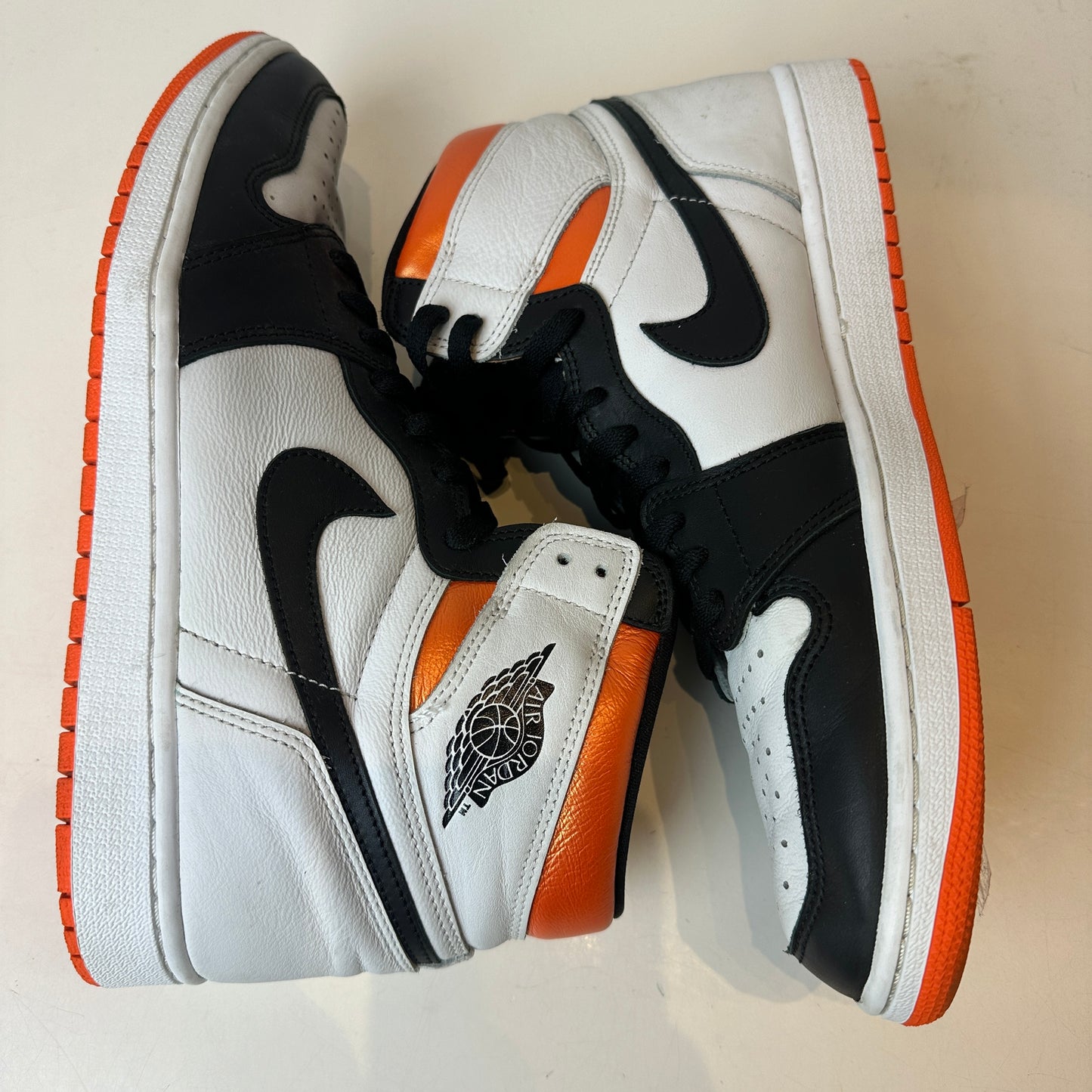 555088 180 Jordan 1 Retro High Electro Orange [USED] - 12 M (Used) (No box)