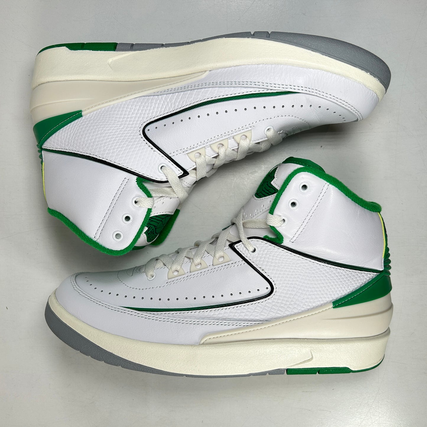 DR8884 103 Jordan 2 Retro Lucky Green - 8 M (Used)