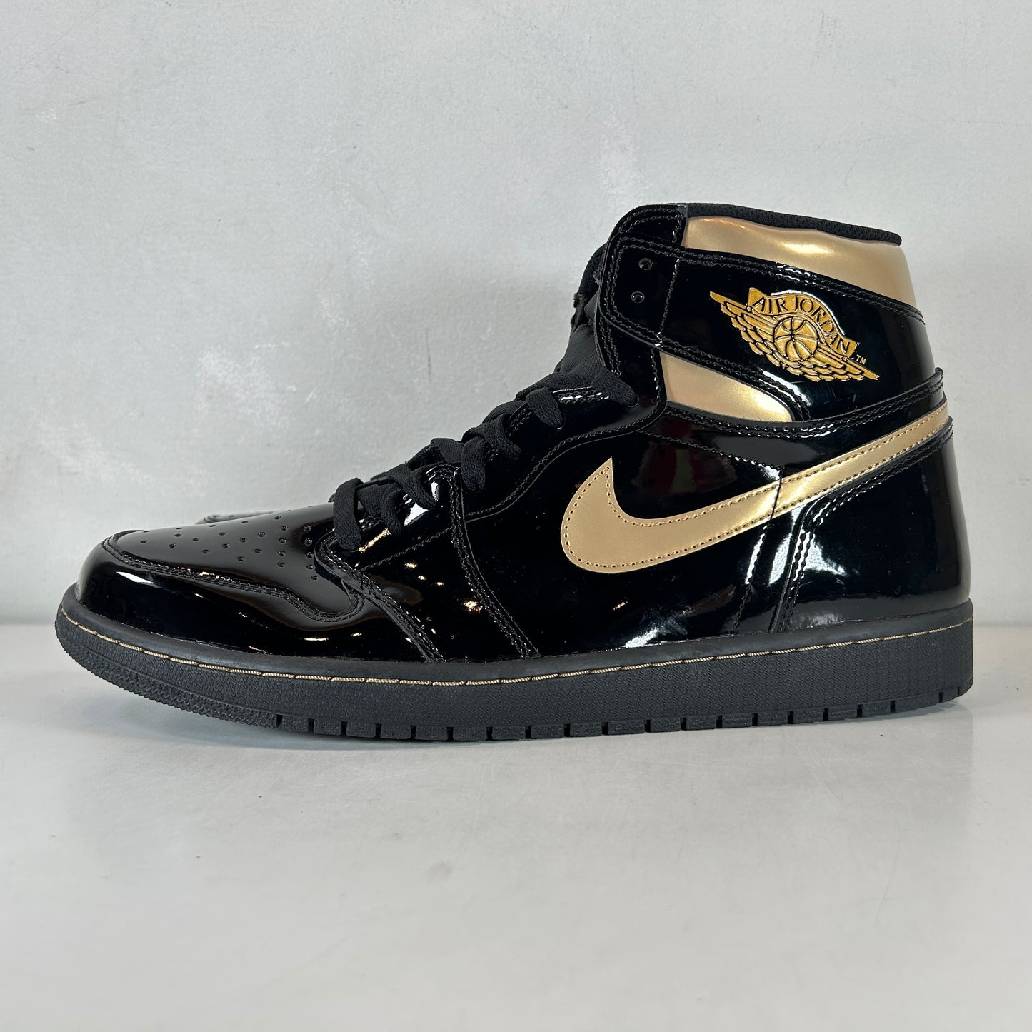 555088 032 Jordan 1 Black/Gold [USED] - 14 M (Used) (No Box)