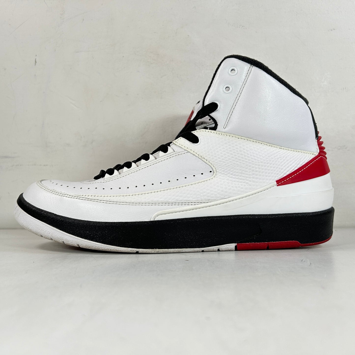 DX2454 106 Jordan 2 Retro OG Chicago (2022) [USED] - 11 M (Used)