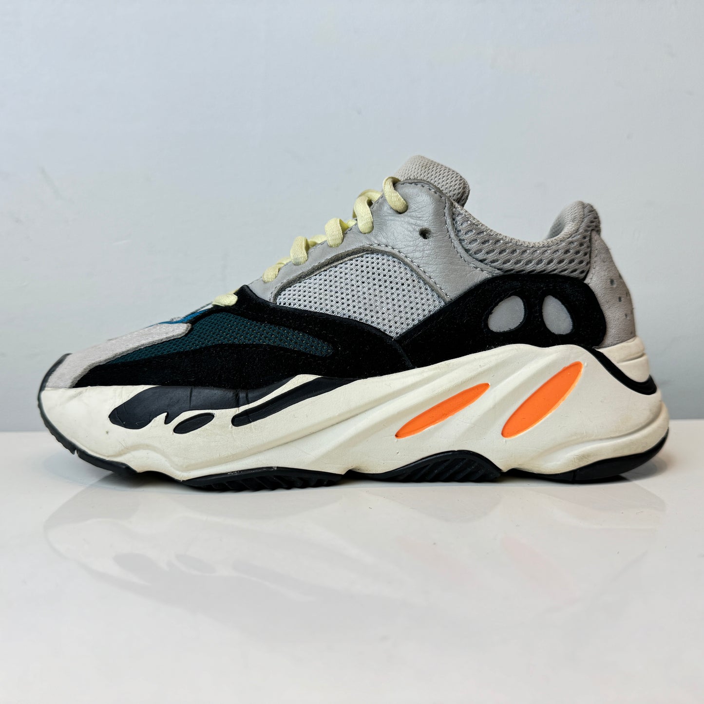 B75571 Yeezy 700 Wave Runner [USED] - 4 M (Used)