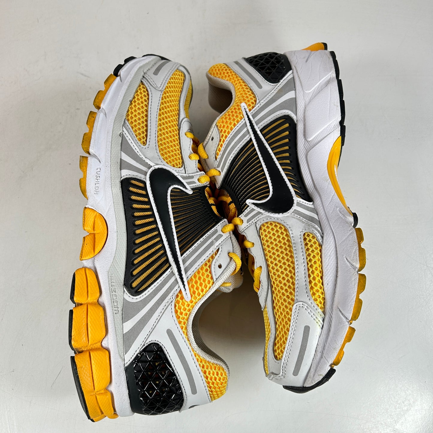 FB9149 002 Nike Zoom Vomero 5 Photon Dust Laser Orange [USED] - 10.5 M (Used)