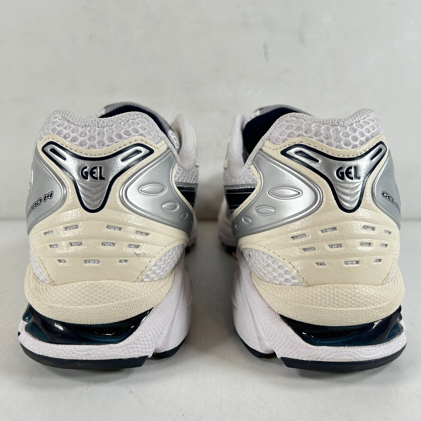 1202A056 109 ASICS Gel-Kayano 14 Blanco Medianoche (Mujeres)