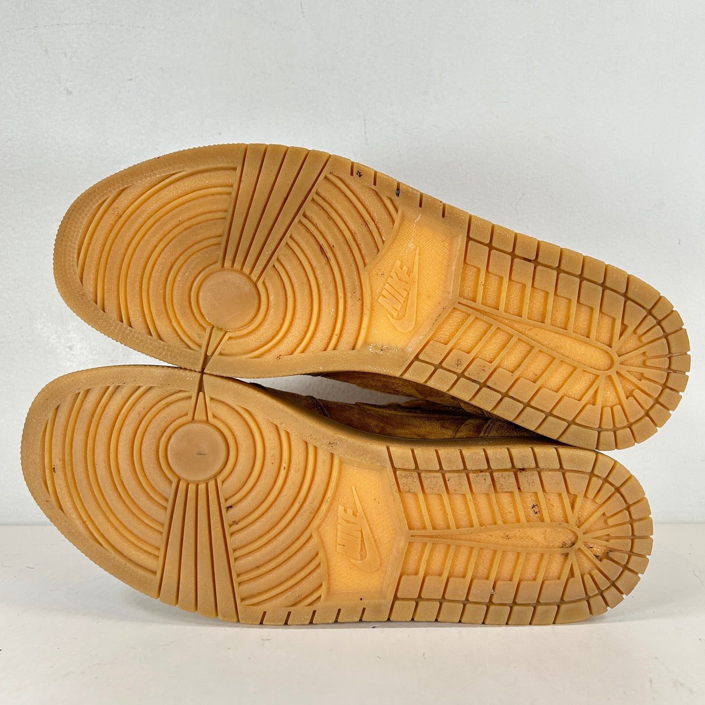 555088 710 Jordan 1 Retro High Wheat [USED] - 12 M (Used)