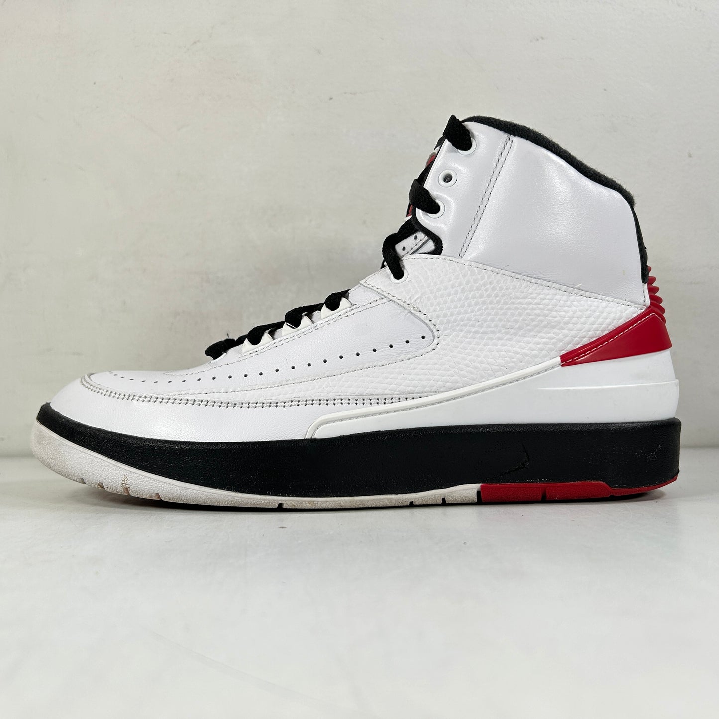 DX2454 106 Jordan 2 Retro OG Chicago (2022) [USED] - 8 M (Used) (No Box)