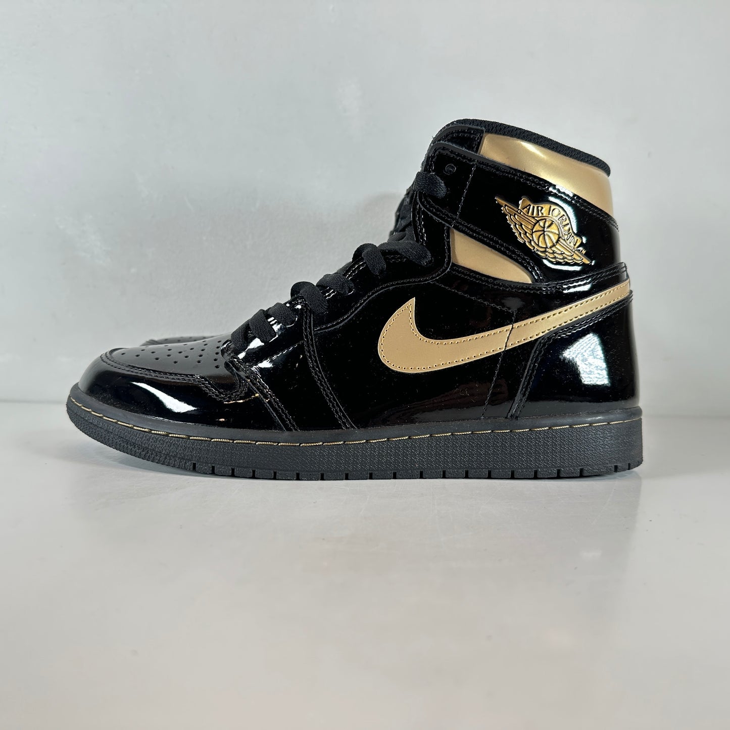 555088 032 Jordan 1 Black/Gold [USED] - 10 M (Used)
