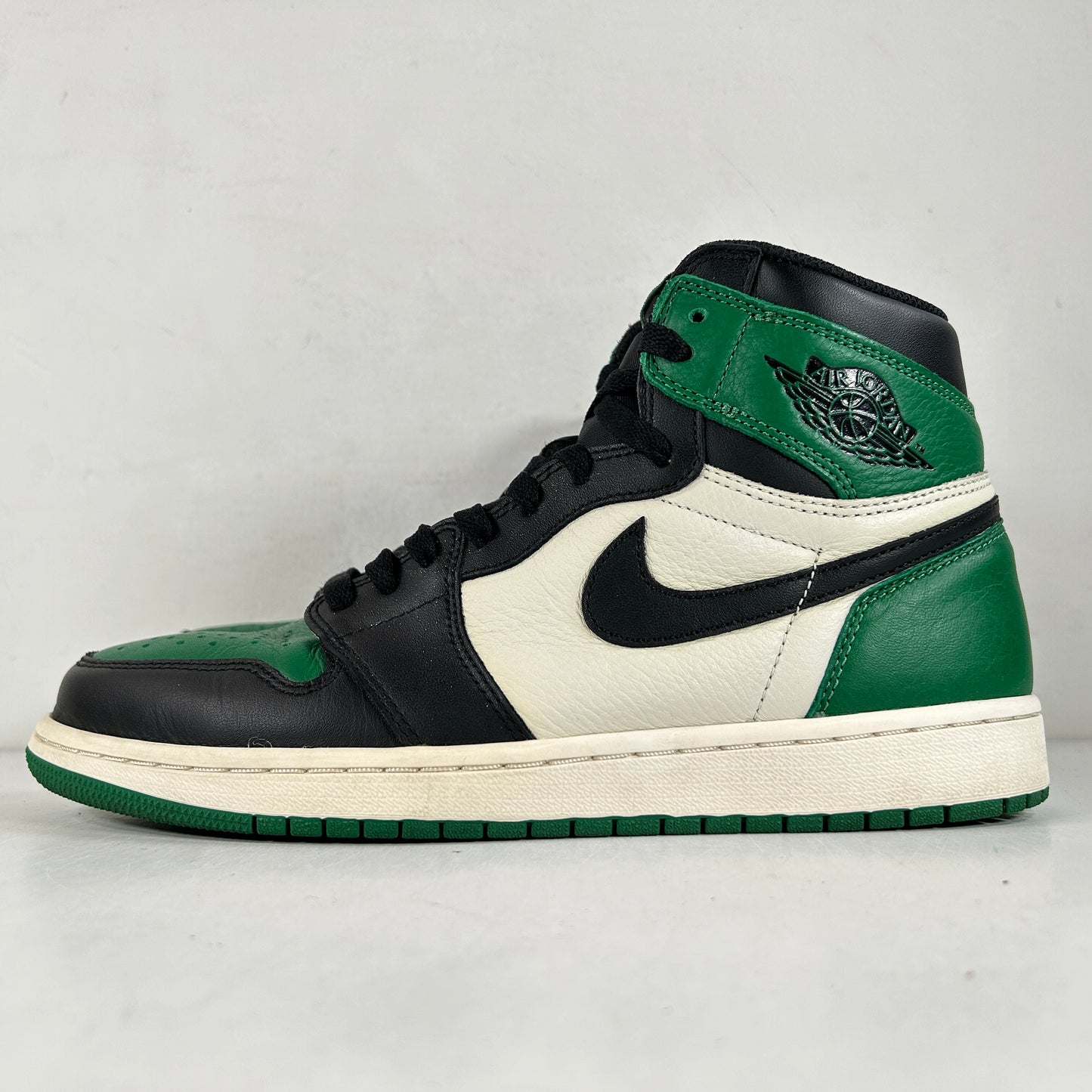 555088 302 Jordan 1 Retro High Pine Green [USED] - 9.5 M (Used) (No Box)