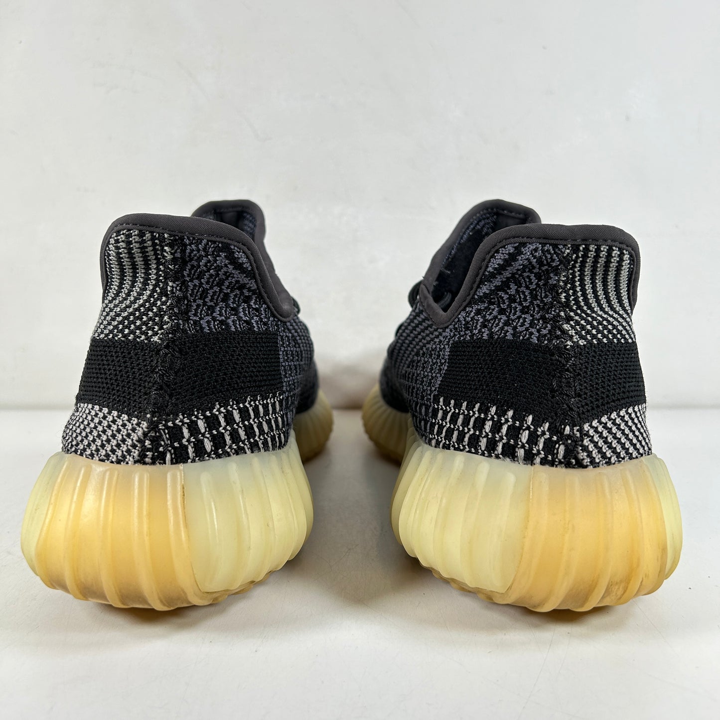 FZ5000 Yeezy 350 V2 Carbon [USED] - 11 M (Used)