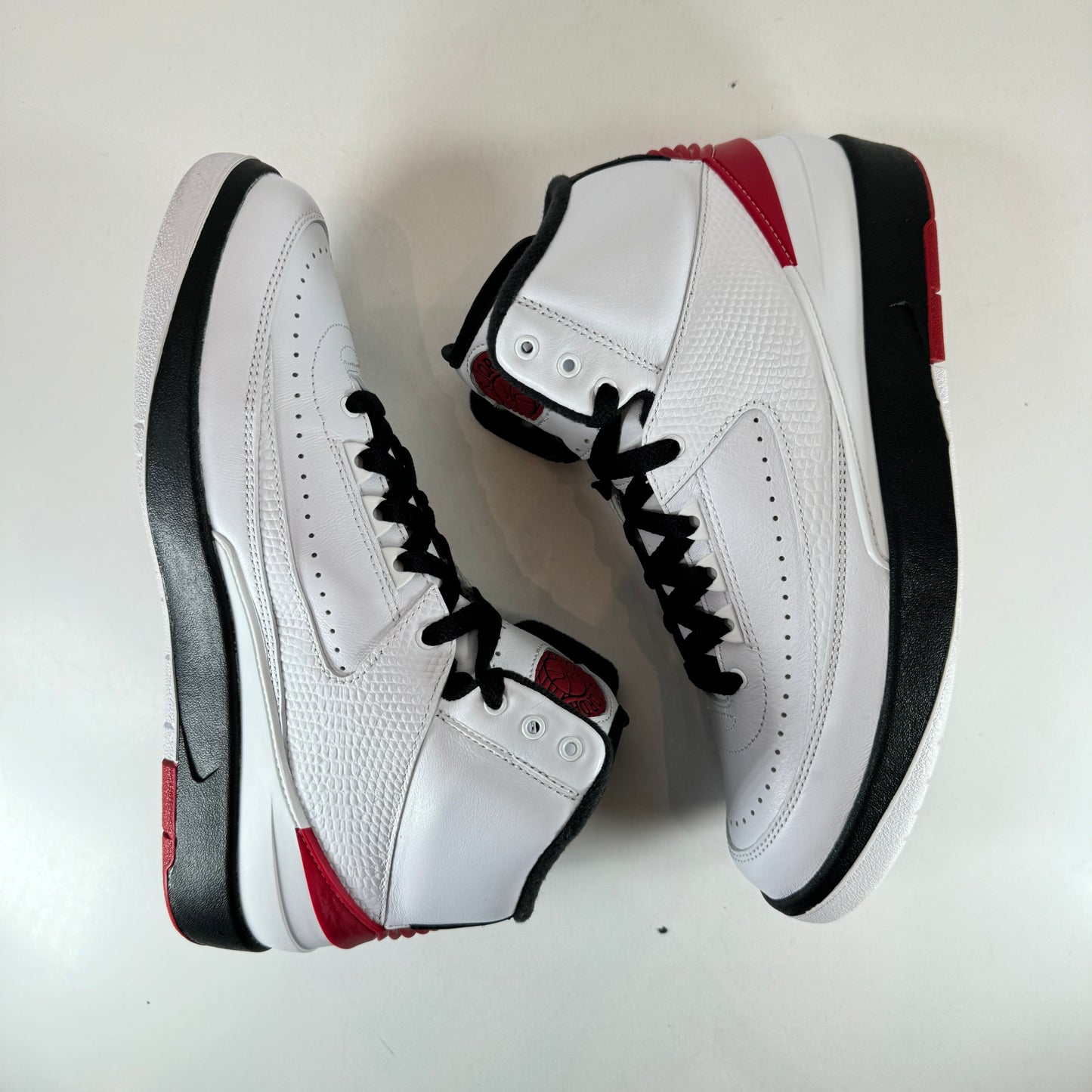 DX2454 106 Jordan 2 Retro OG Chicago (2022) [USED] - 7.5 M (Used)