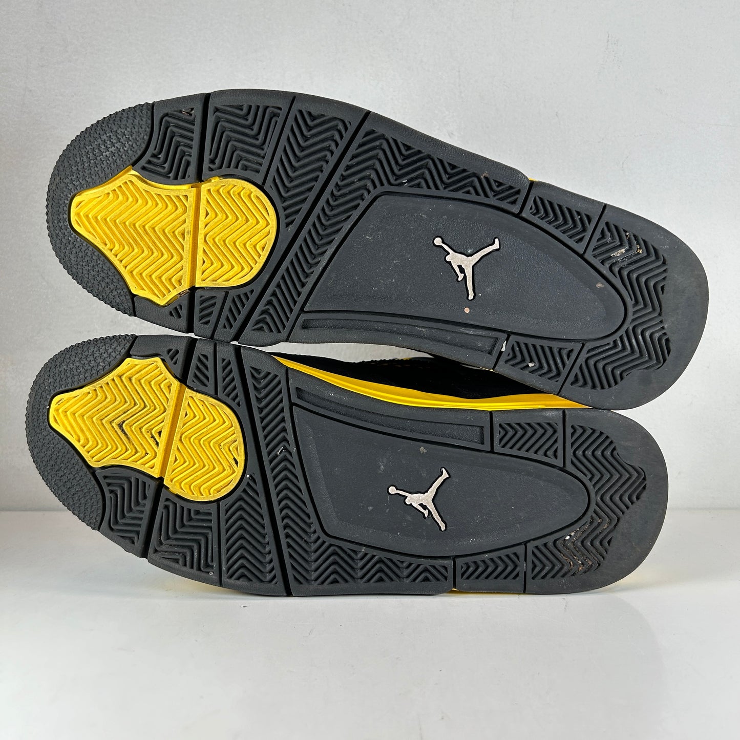 DH6927 017 Jordan 4 Retro Thunder [USED] - 9.5 M (Used)