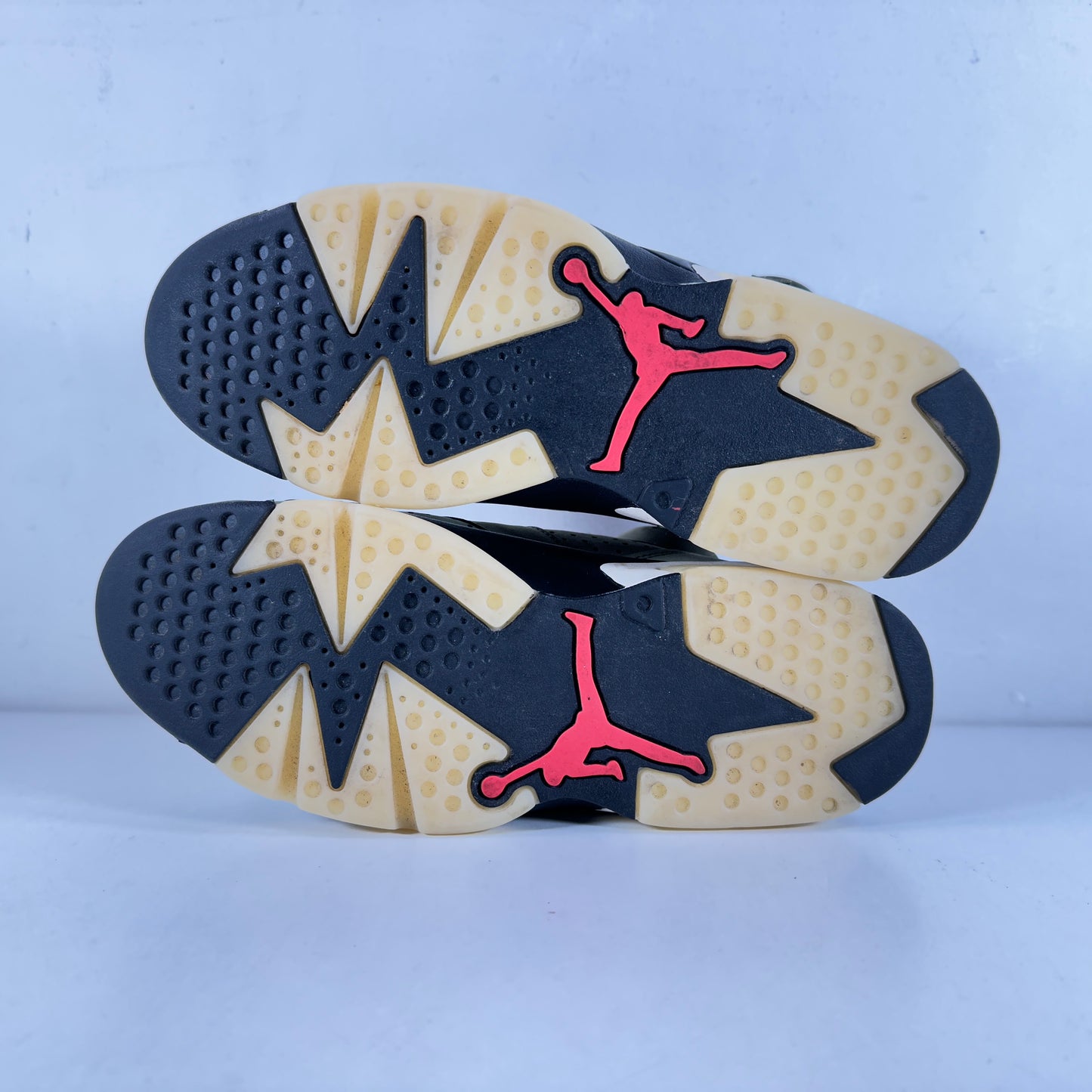 CN1084 200 Jordan 6 Retro Travis Scott [USED] - 9 M (Used)