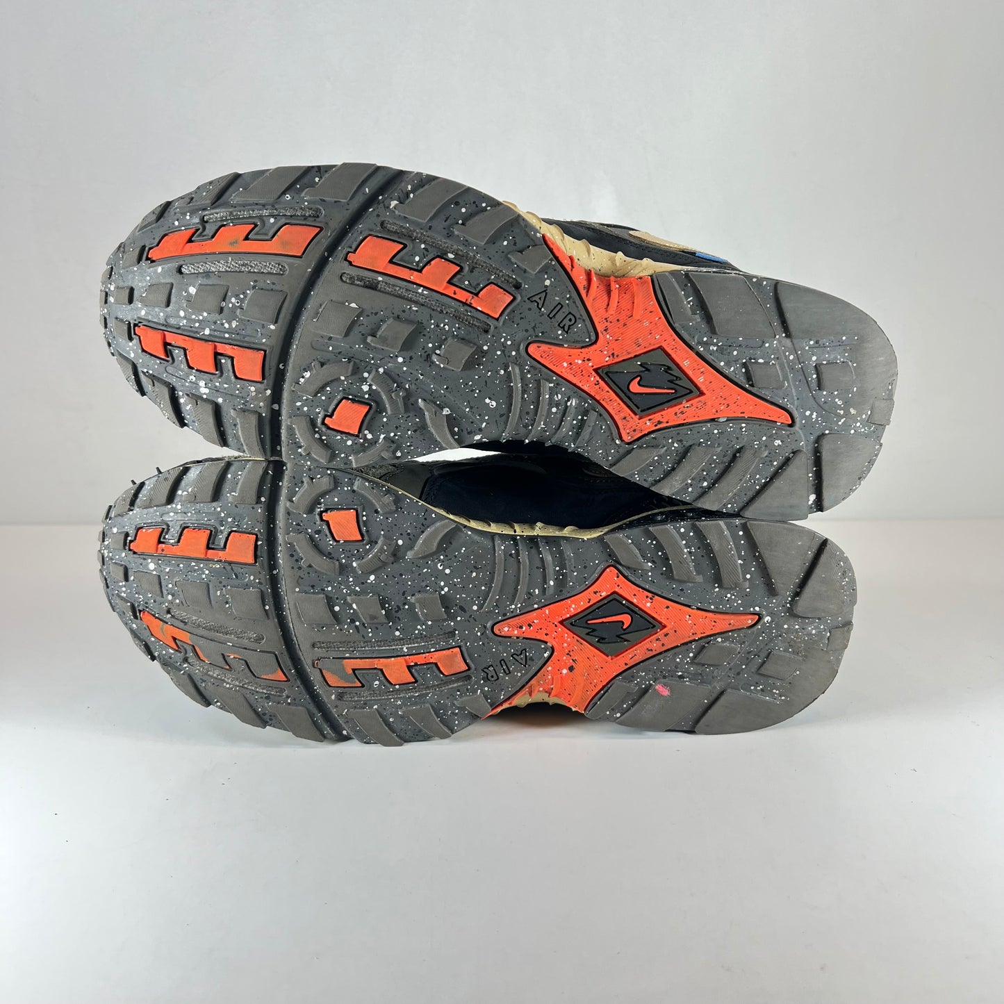 FN7546 300 Undefeated x Air Terra Humara 'Cargo Khaki' [USED] - 12 M (Used)