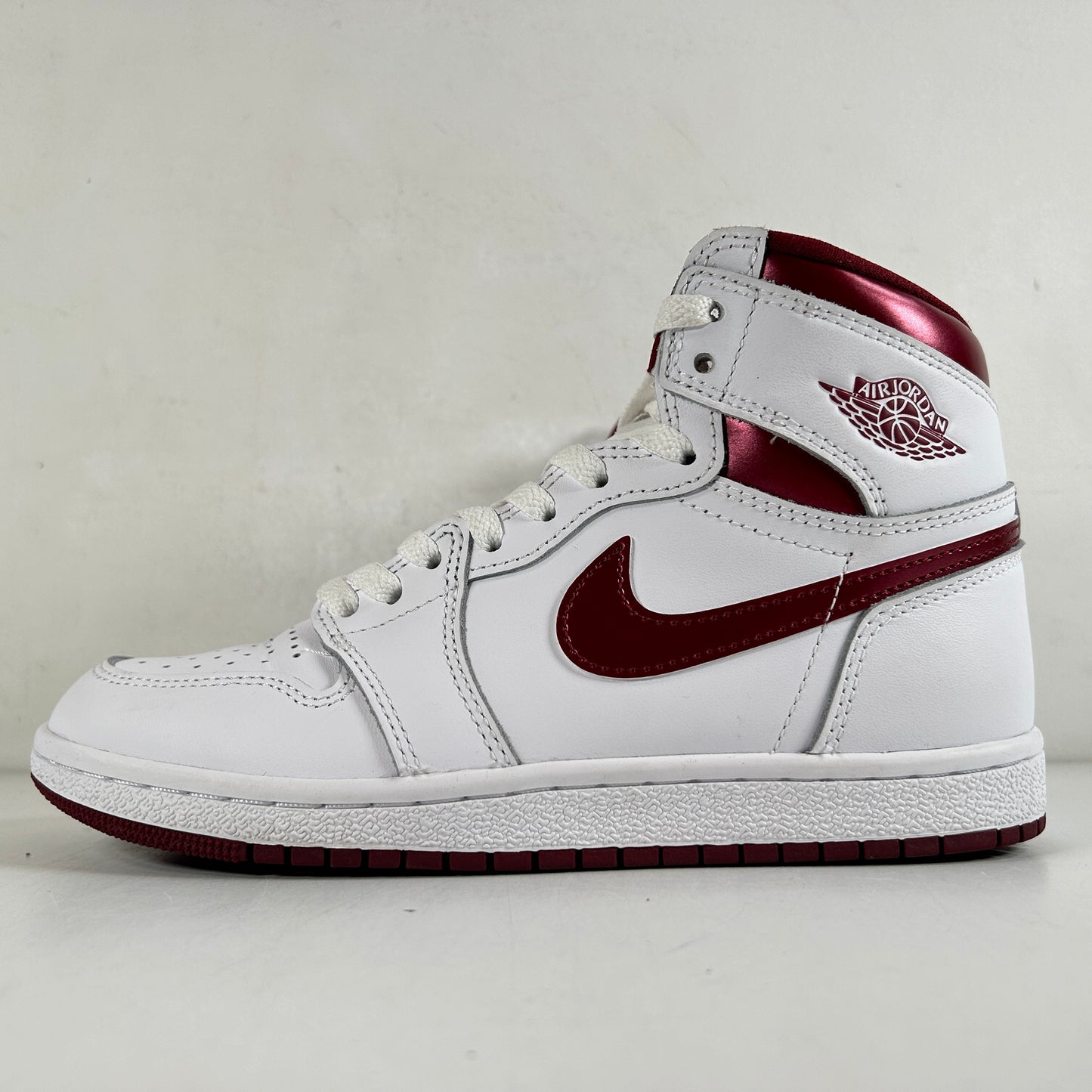 BQ4422 161 Jordan 1 Retro High 85 OG Metallic Burgundy [USED] - 5.5 M (Used)