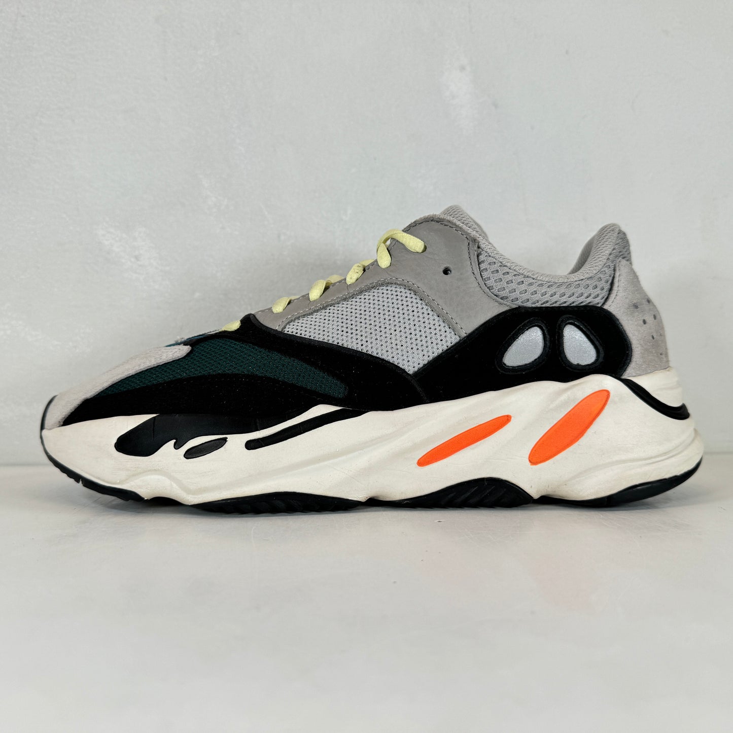 B75571 Yeezy 700 Wave Runner [USED] - 10.5 M (Used)