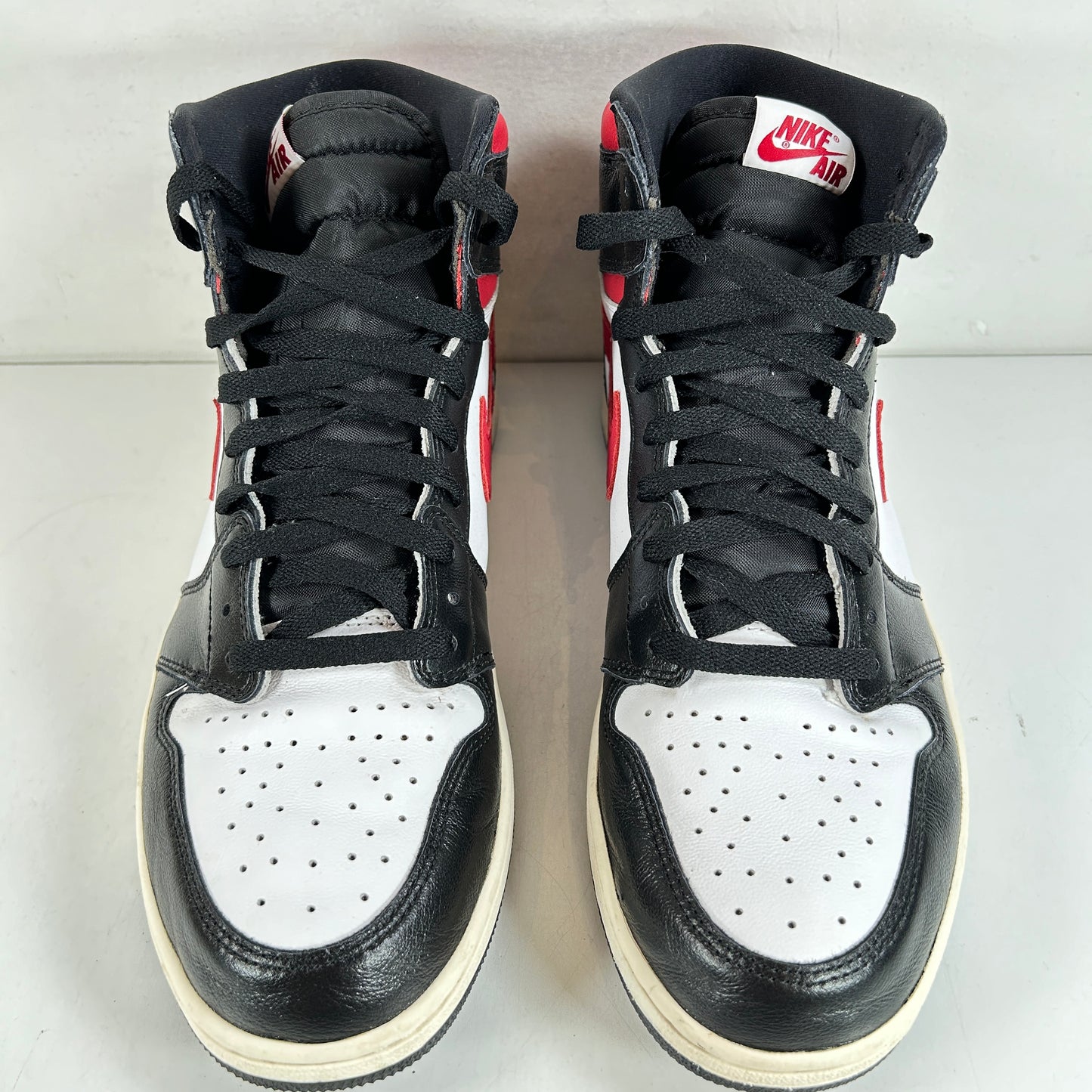 555088 061 Jordan 1 Retro High Black Gym Red [USED] - 12 M (Used)