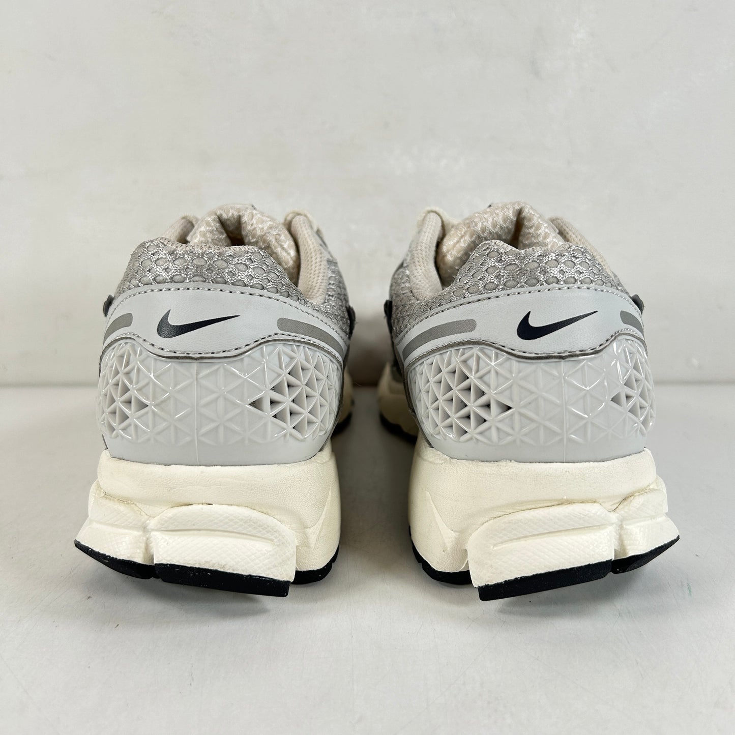 FD0884 025 Nike Zoom Vomero 5 Photon Dust Metallic Silver W [USED] - 7.5 W (Used)